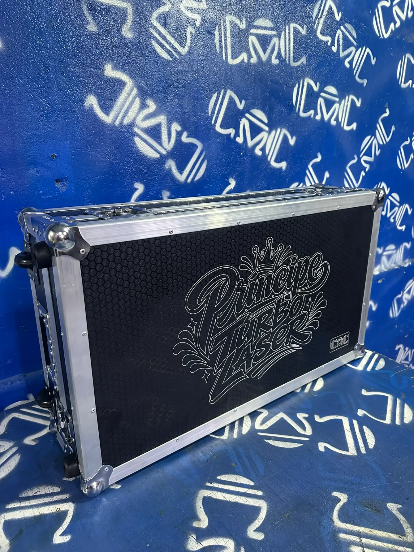 Case para controlador y mixer cerrado — vista lateral — Grabado personalizado sobre acabado hexagonal; ruedas para transporte fácil.