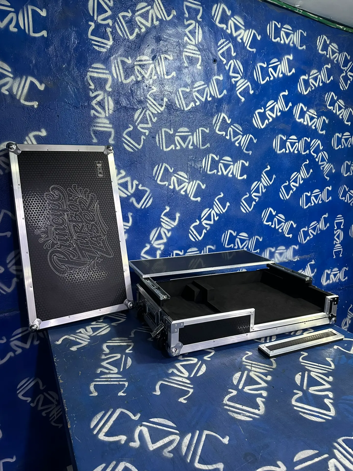 Case para controlador y mixer — Príncipe Turbo Láser — Acabado hexagonal con grabado personalizado, ruedas y herrajes reforzados.
