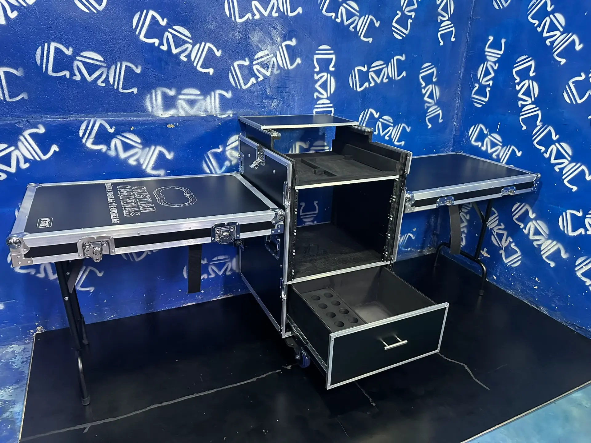 Rack estación de trabajo — dos mesas laterales — Las tapas se abren y quedan de mesa sobre patas plegables, con ruedas para moverlo.