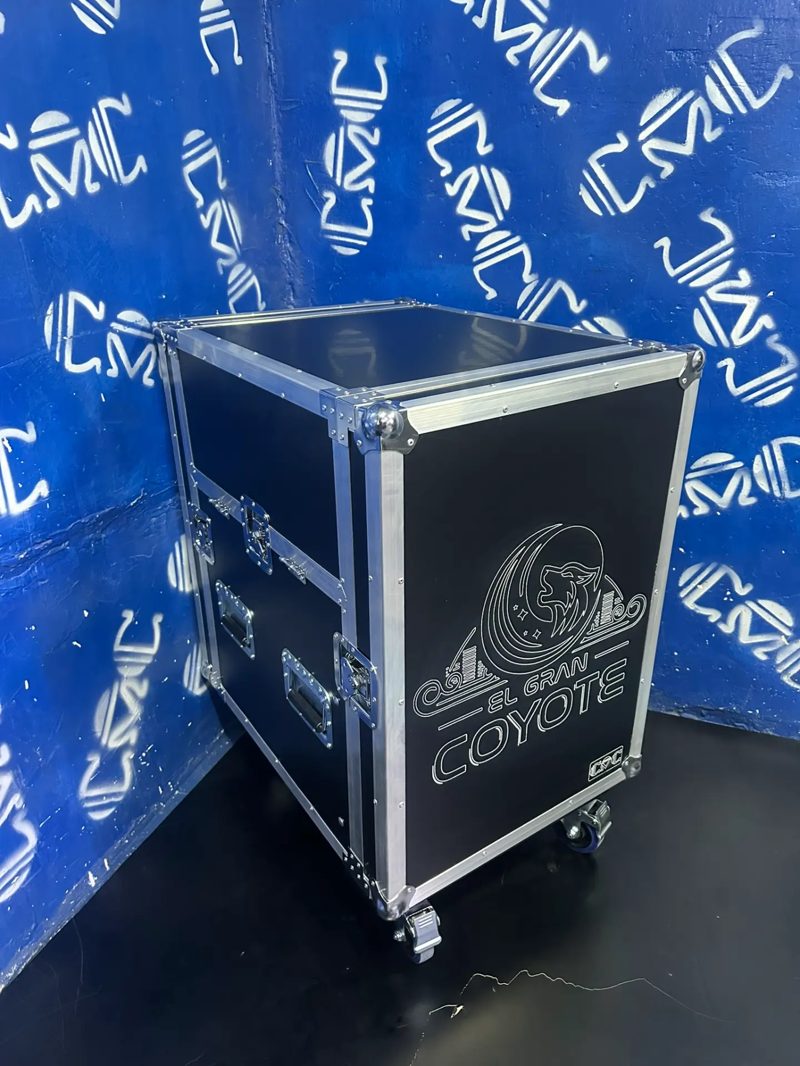 Rack workstation 10U con mesa integrada — Rack de 10U con gaveta, ruedas con freno y grabado del cliente.