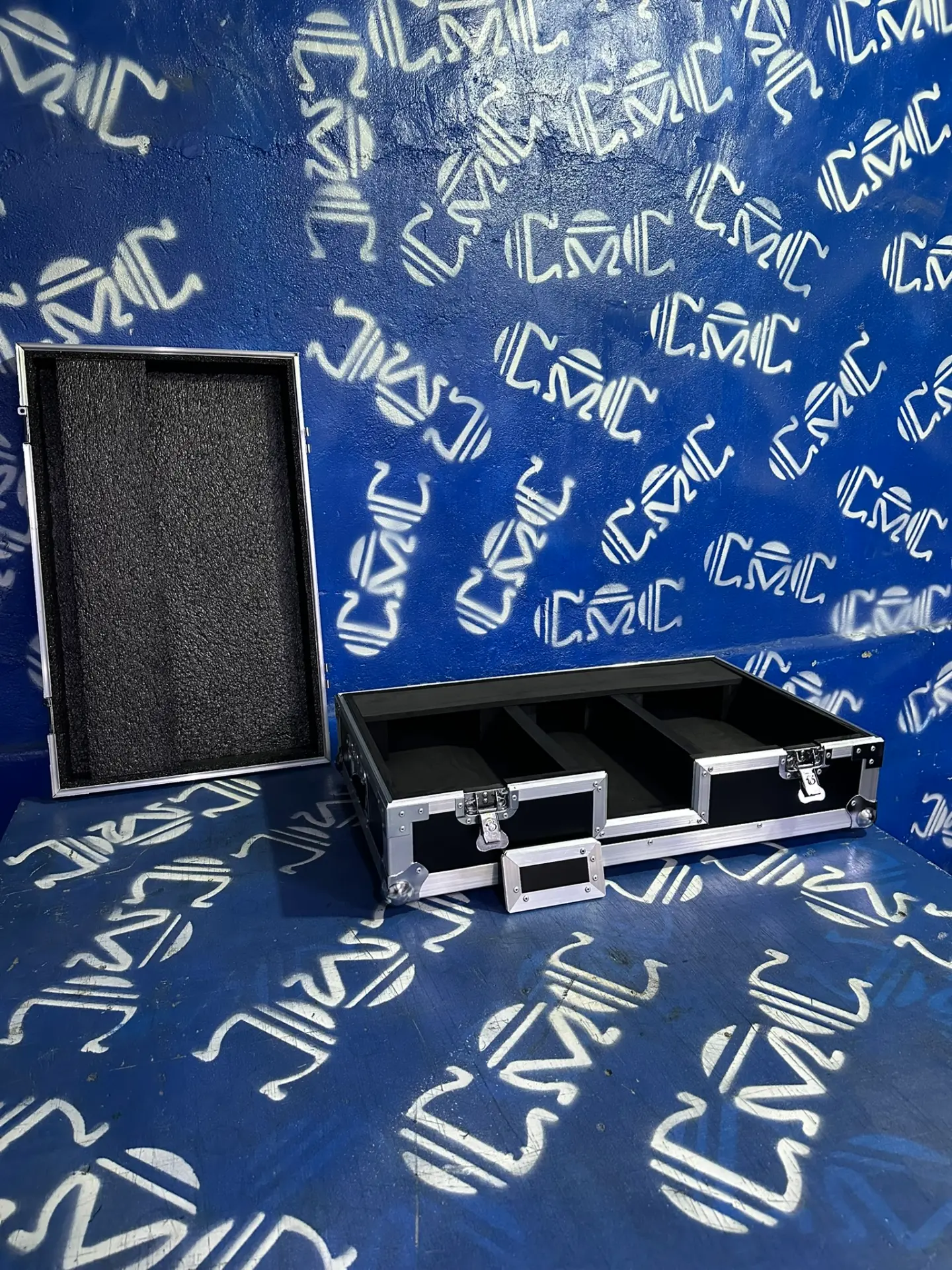 Case para equipos de DJ abierto — Divisiones internas a la medida para mixer y equipos de DJ.