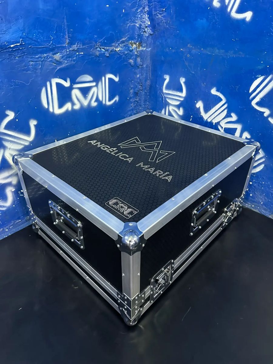 Case consola — Angélica María — Grabado personalizado con logo AM.