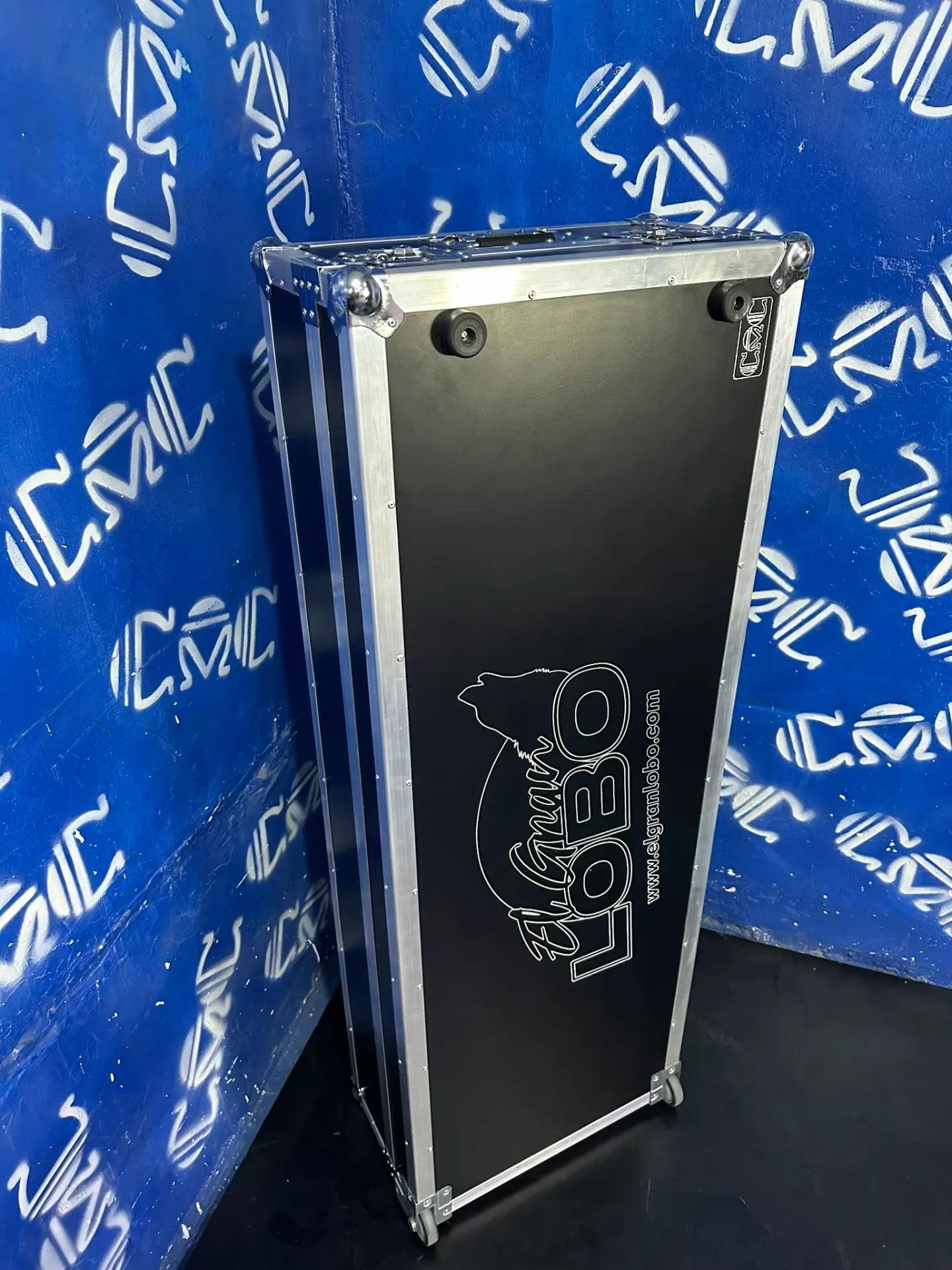 Mesa abatible para DJ — El Gran Lobo — Espacio ergonómico para tu mezcladora, grabado con la marca del cliente.