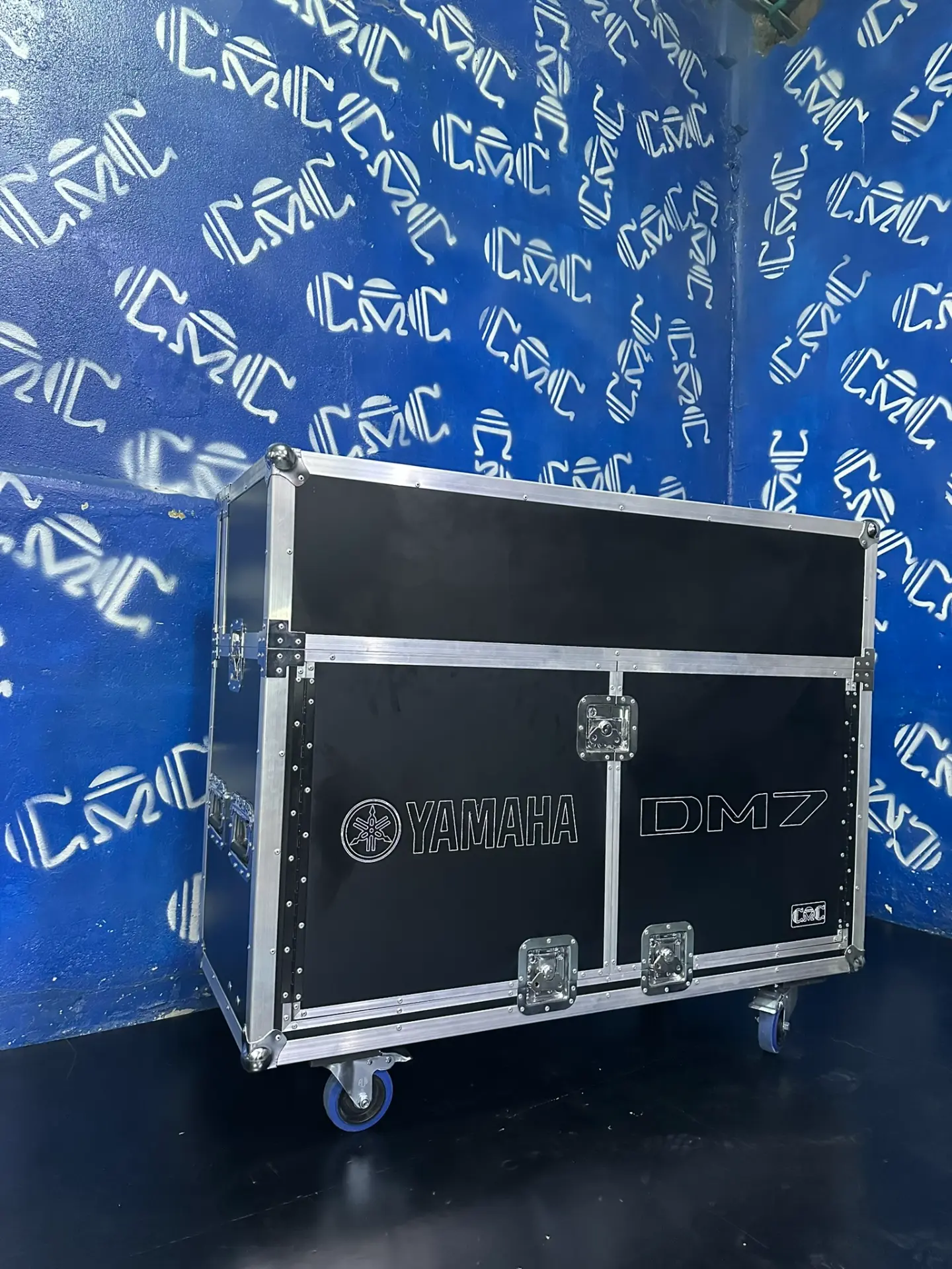 Case para Yamaha DM7 con grabado de marca — Grabado Yamaha DM7, cierres empotrados y ruedas con freno.