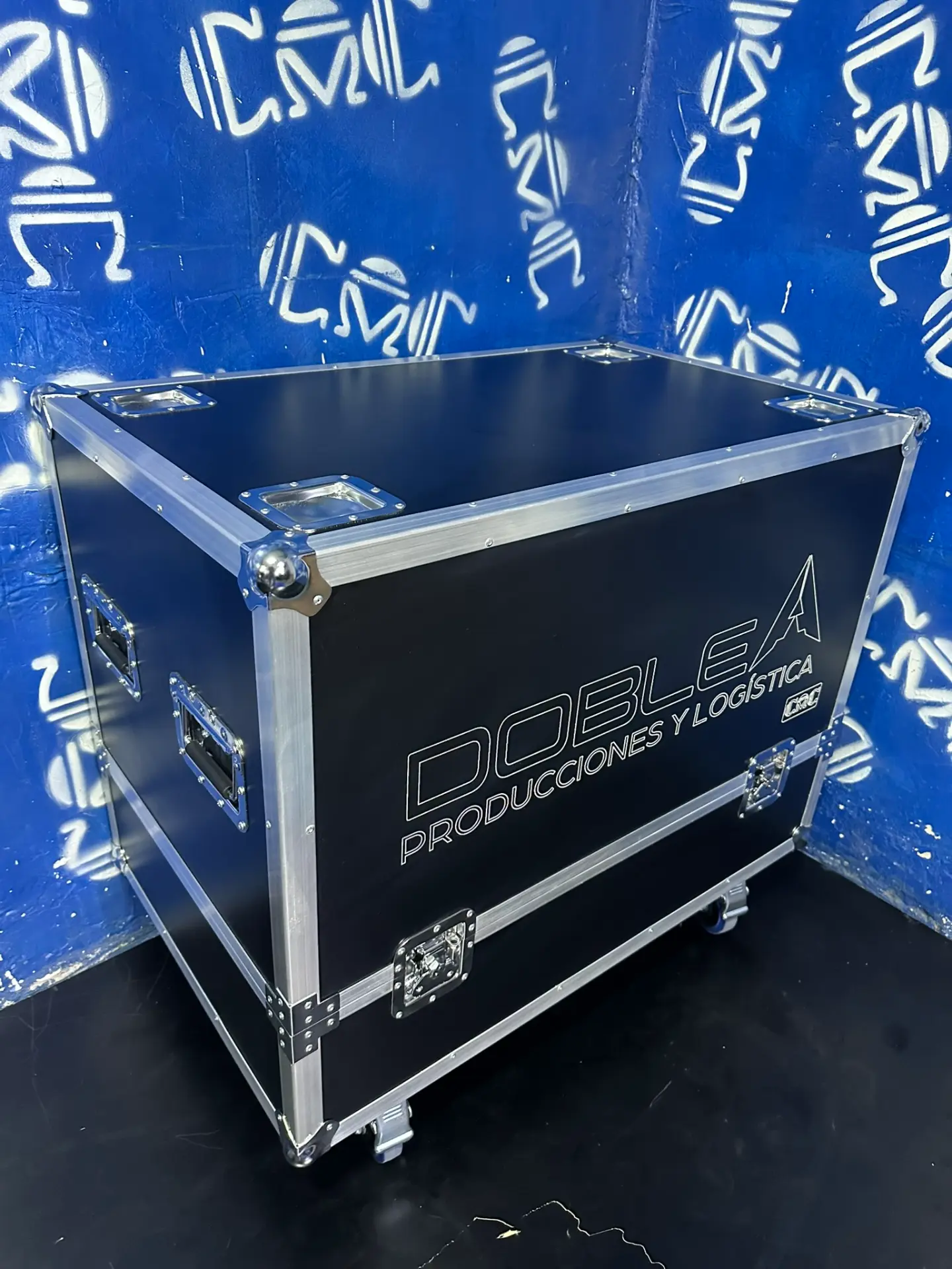 Case para 2 cabinas Line Array G210 — Doble Producciones — Grabado con la marca del cliente, sobre ruedas.