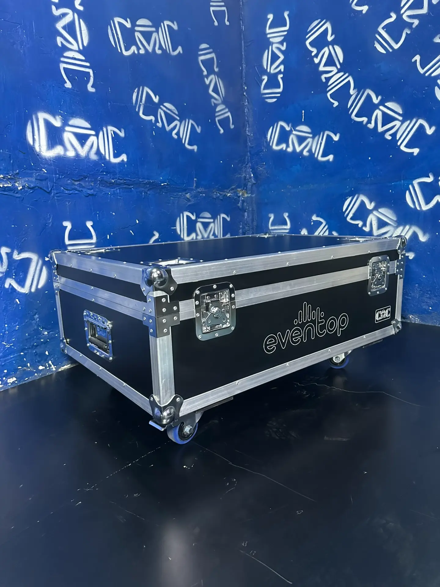 Case para 2 láseres cerrado — Eventop — Protege y transporta tus láseres sobre ruedas, grabado con la marca del cliente.