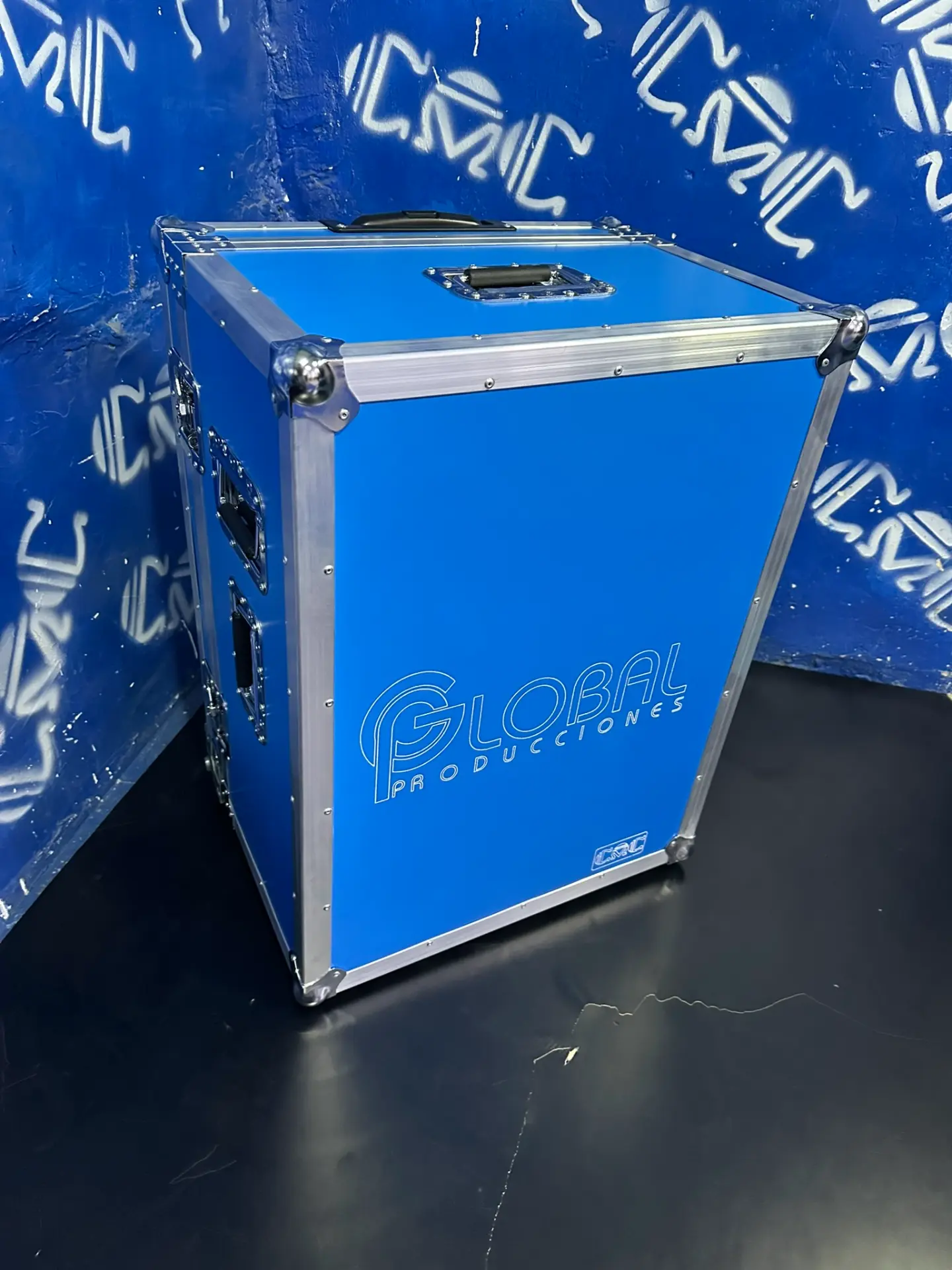Case slim para consola Behringer Wing Compact — Global Producciones — Case delgado a la medida para la Wing Compact, grabado con la marca del cliente.