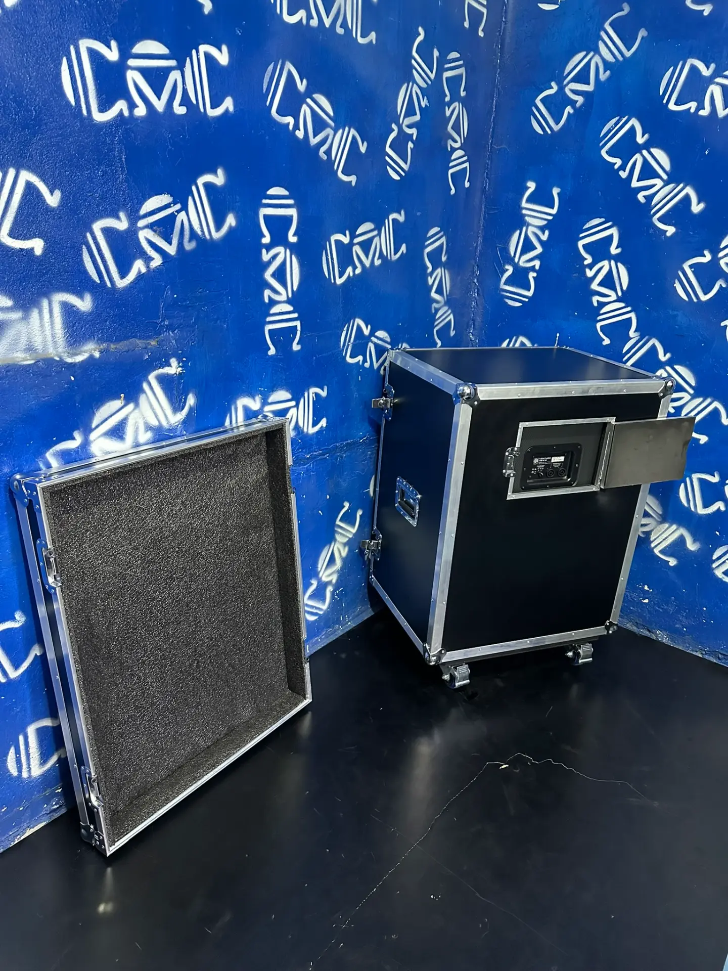 Case Ampeg — panel de conexiones — Acceso directo a las conexiones sin sacar el equipo del case.