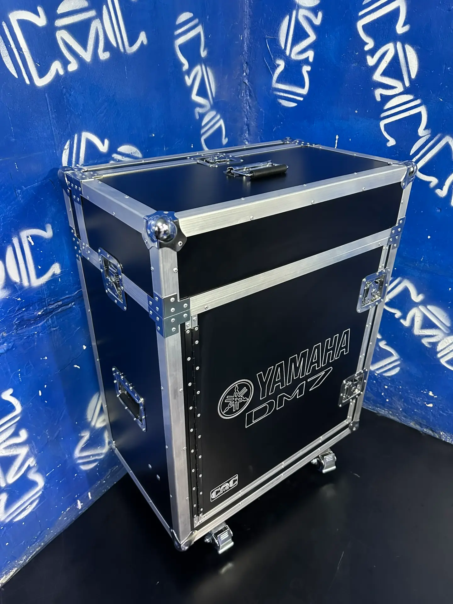 Case convertible en mesa de mezcla — Yamaha DM7 Compact — Cerrado sobre ruedas con freno, grabado con la marca de la consola.