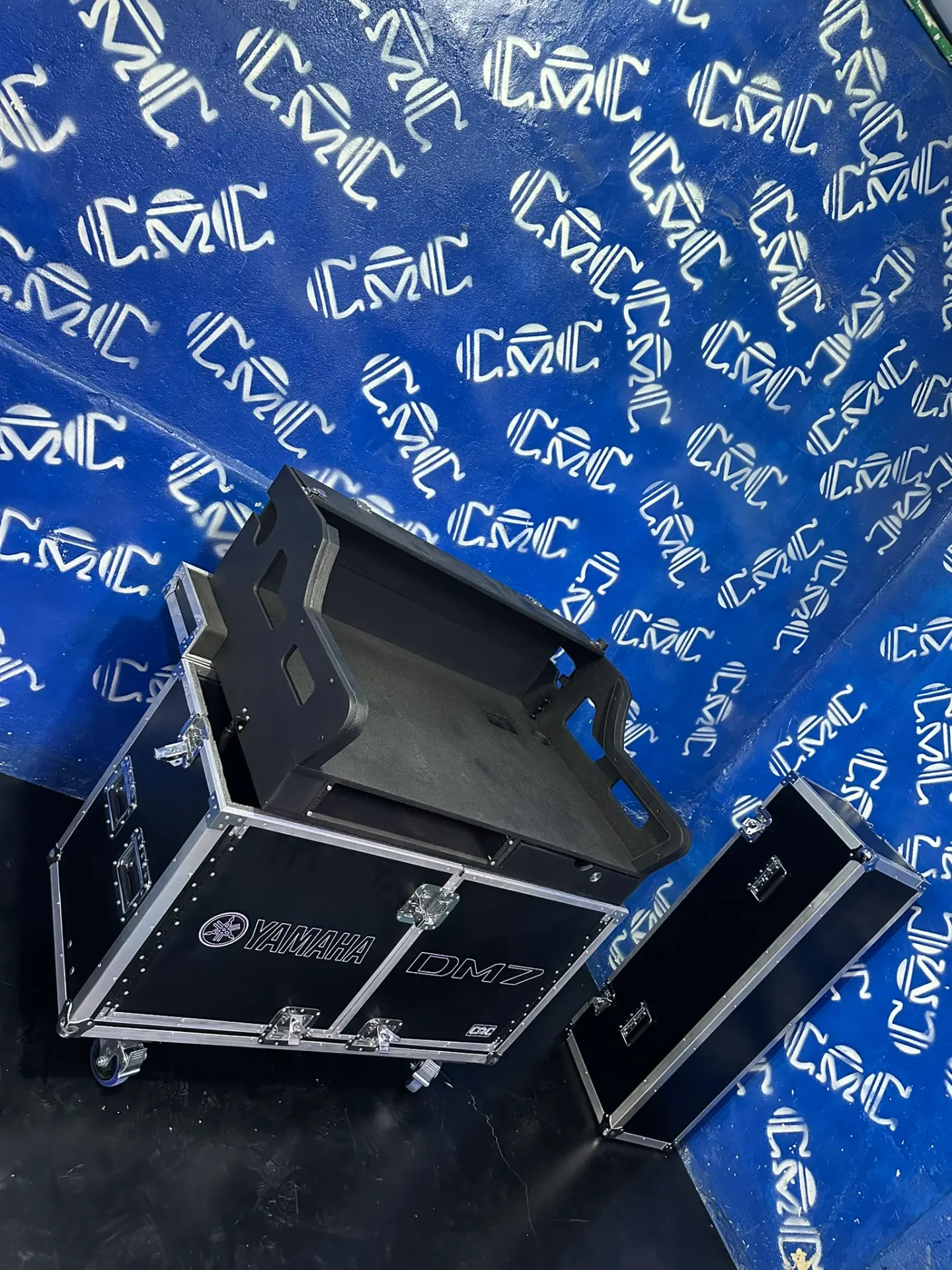 Case mesa DM7 abierta — Doghouse y superficie de trabajo lista para mezclar.