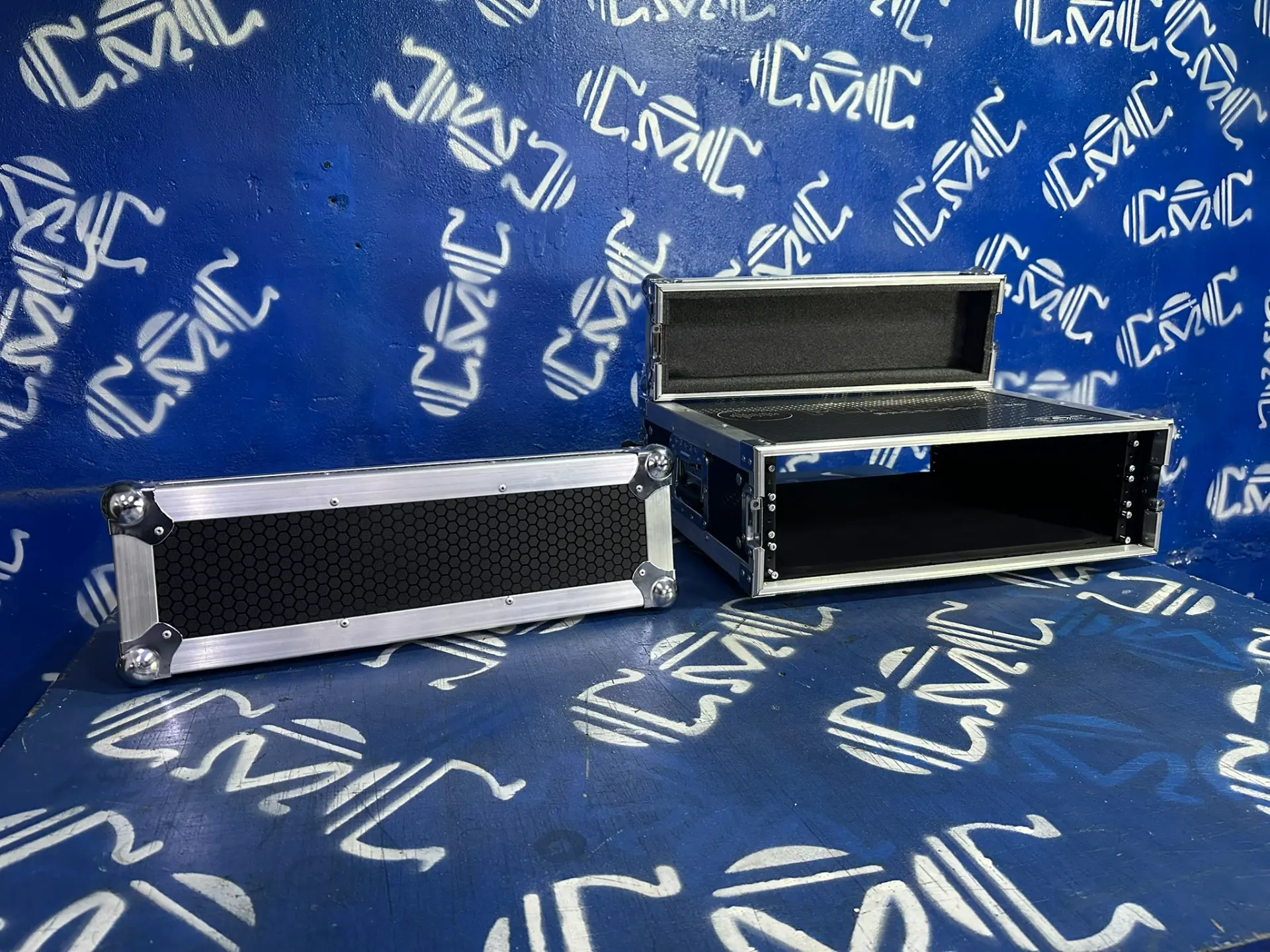 Rack 3U18 abierto — 3 unidades de rack con tapas desmontables y espuma protectora.