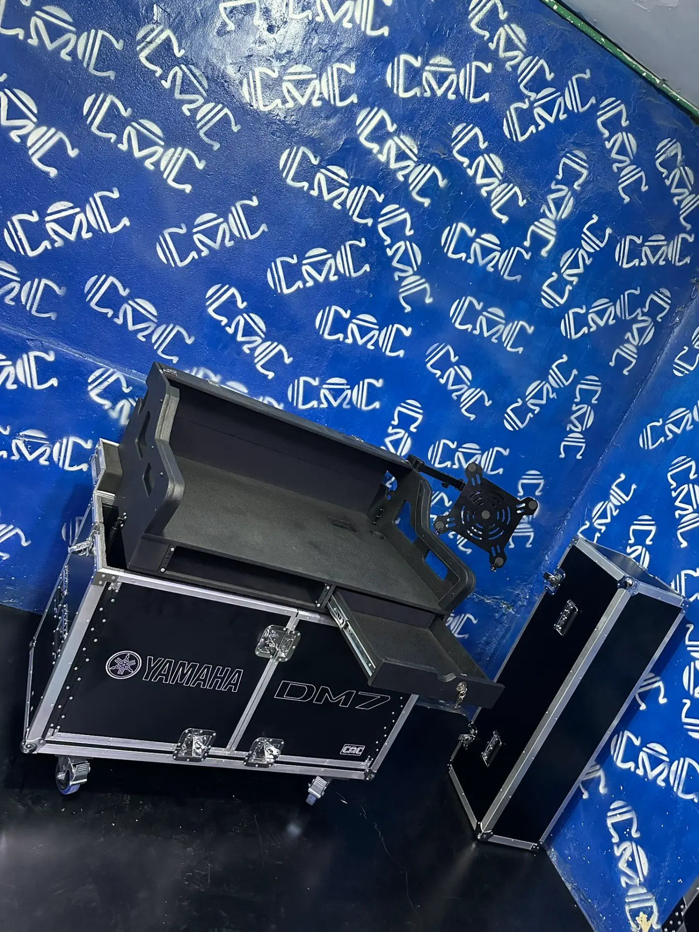Case mesa DM7 armada — Mesa de mezcla con gaveta y soporte para tablet o laptop.