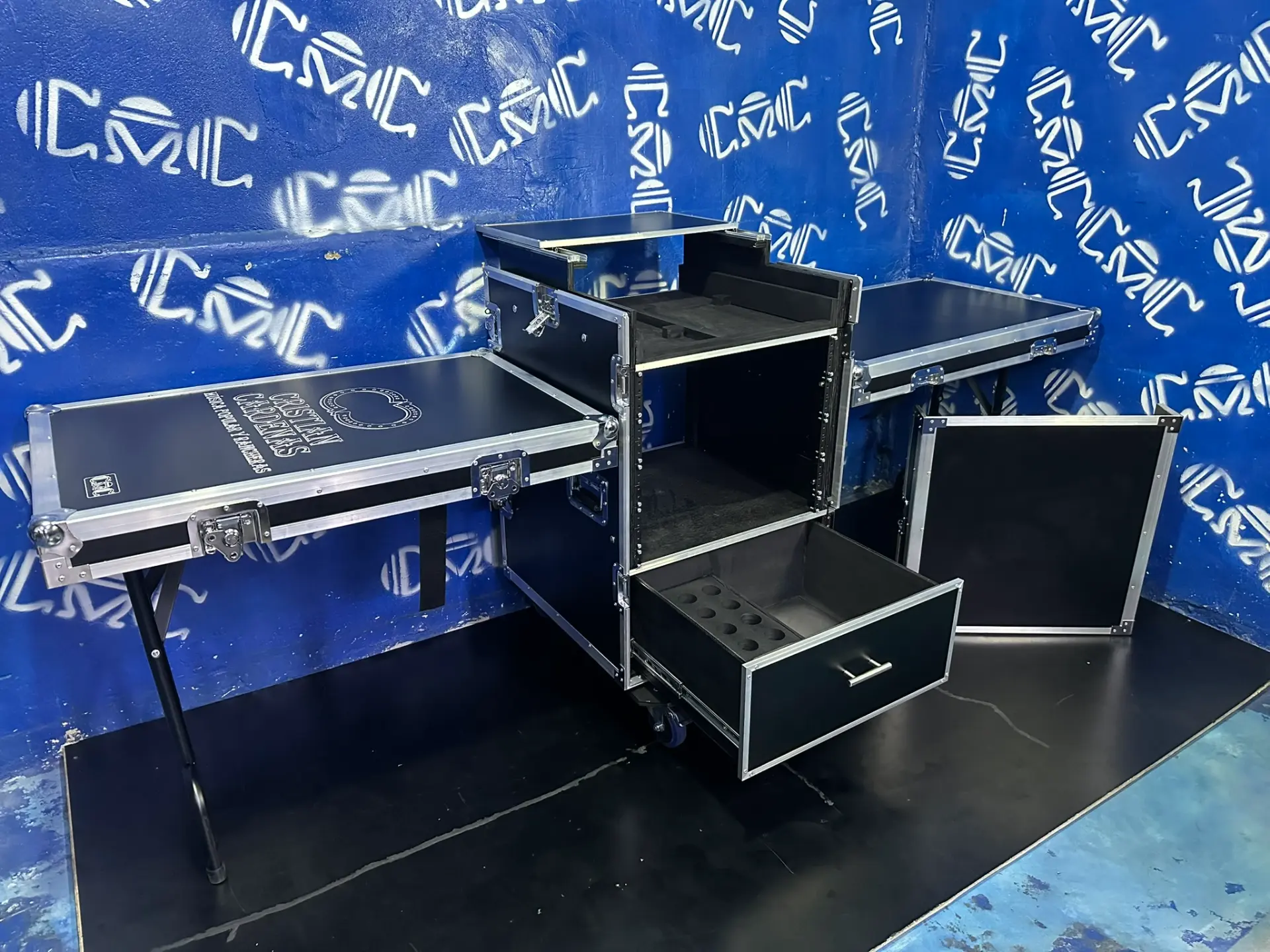 Rack multifuncional — estación de trabajo — Cristian Cárdenas — Rieles de rack 19", nivel para consola y gaveta con organizador para micrófonos.