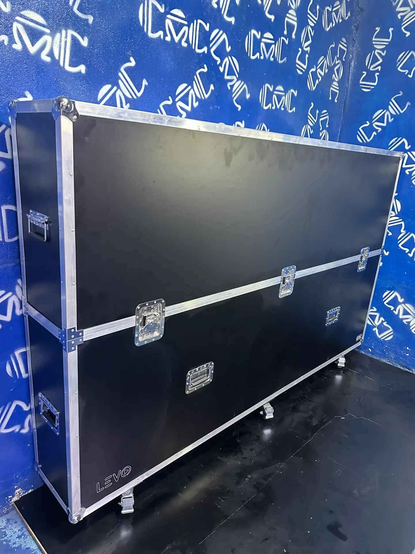 Case para TV 100" cerrado — Ruedas con freno y fácil acceso.