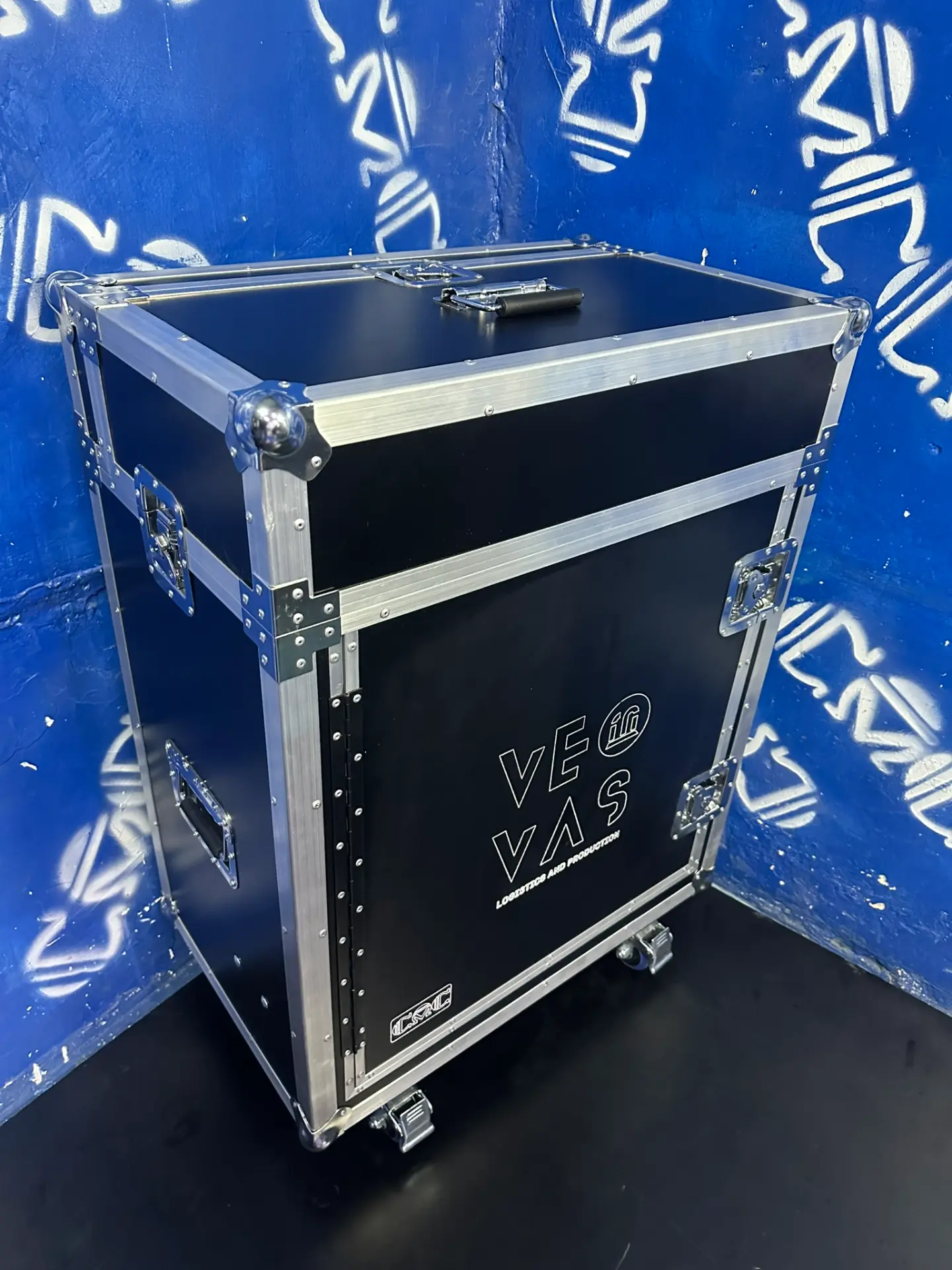 Case mesa para consola Wing Compact — VEOVAS — Sobre ruedas, cierres empotrados y estructura reforzada.