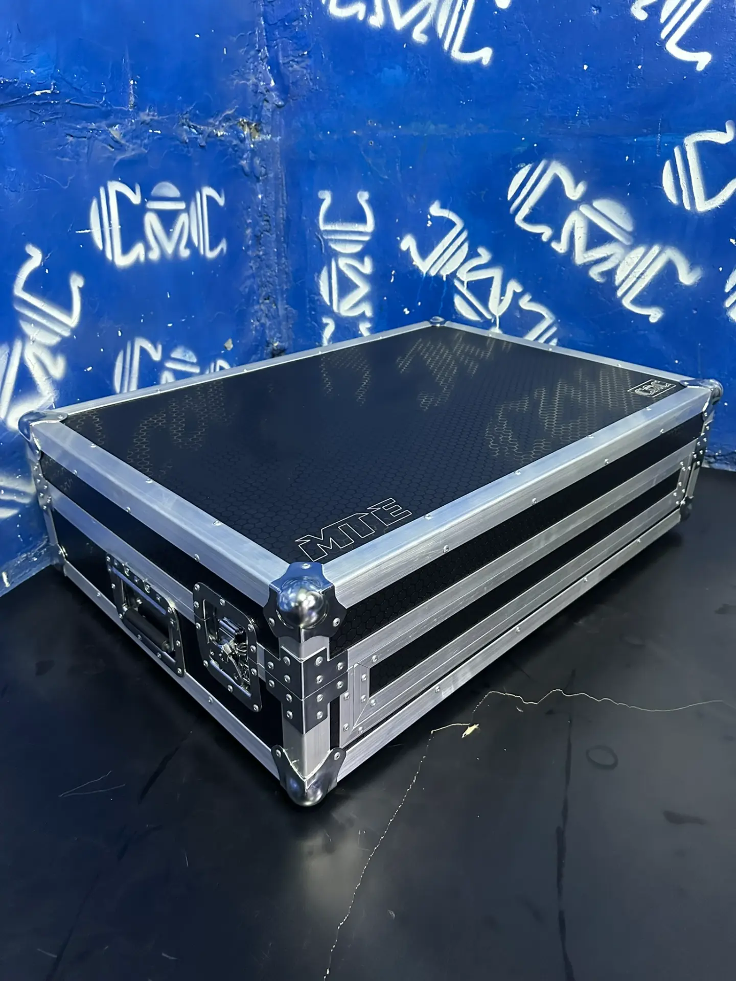 Case para controlador Pioneer — MTE — Protege tu controlador con acabado hexagonal y herrajes cromados.
