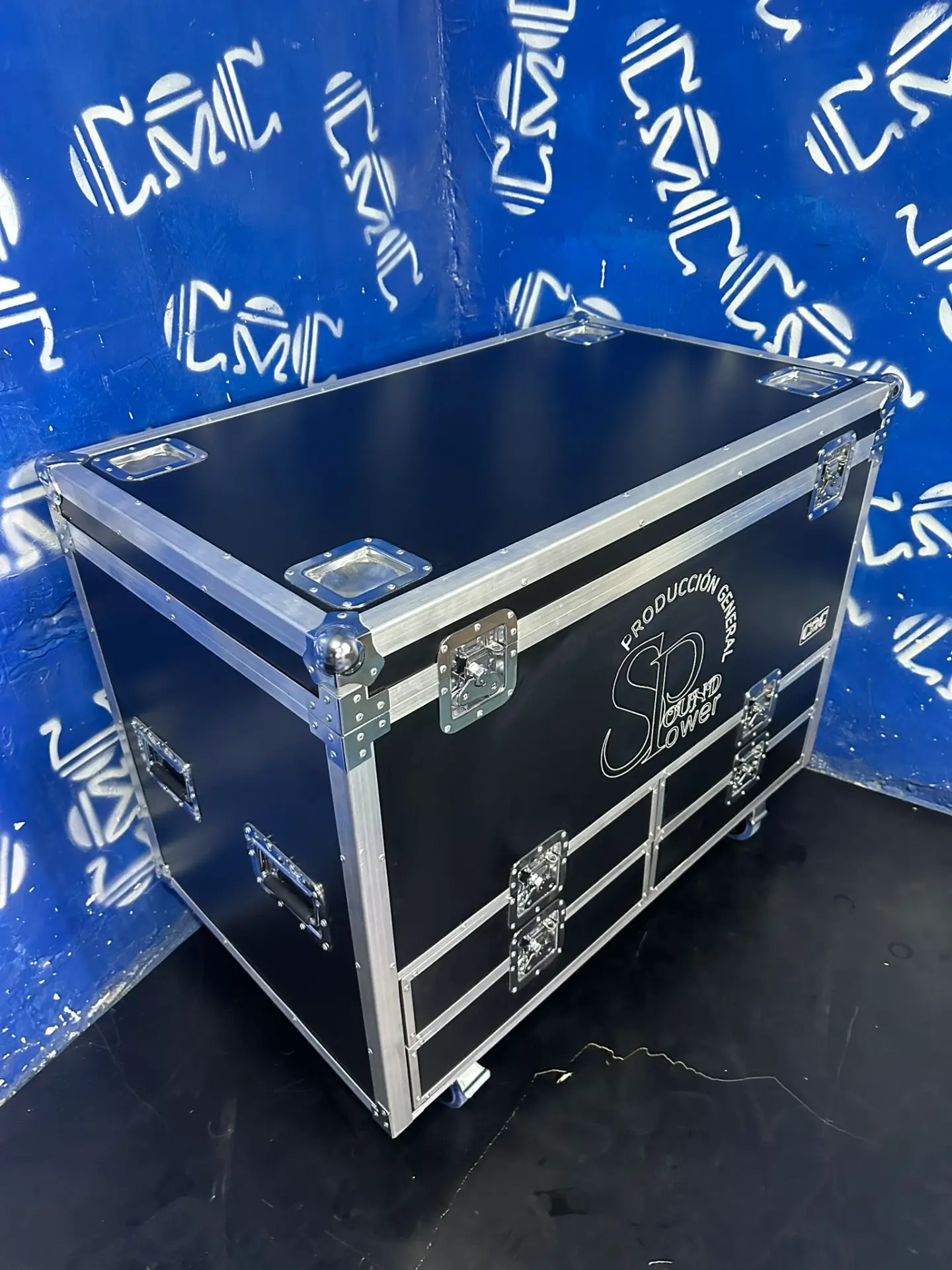 Case organizador 5C — Sound Power — Cinco compartimentos sobre ruedas, grabado con la marca del cliente.