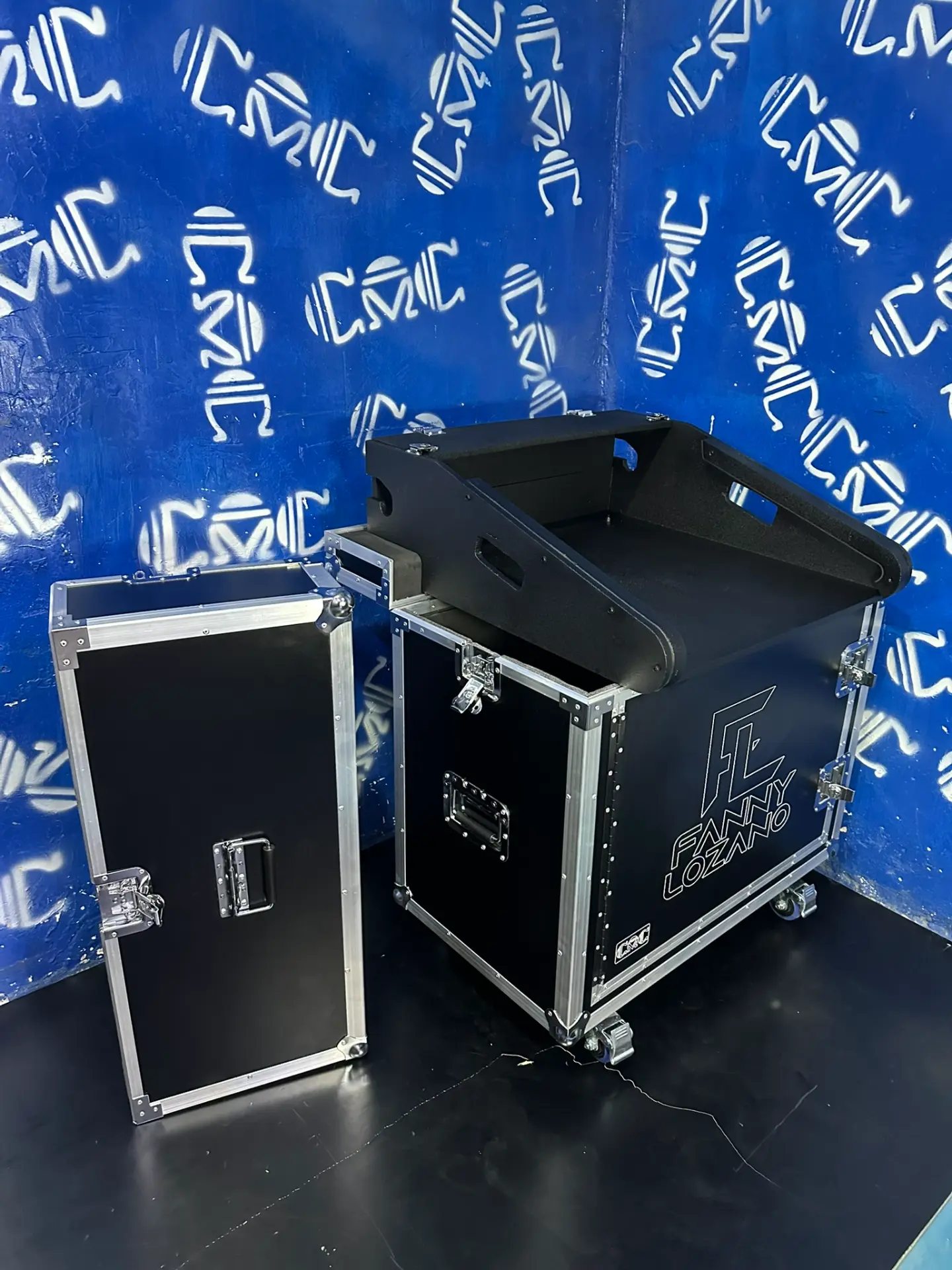 Case X32 Compact convertido en mesa de trabajo — Se abre y queda lista la mesa para operar la consola.