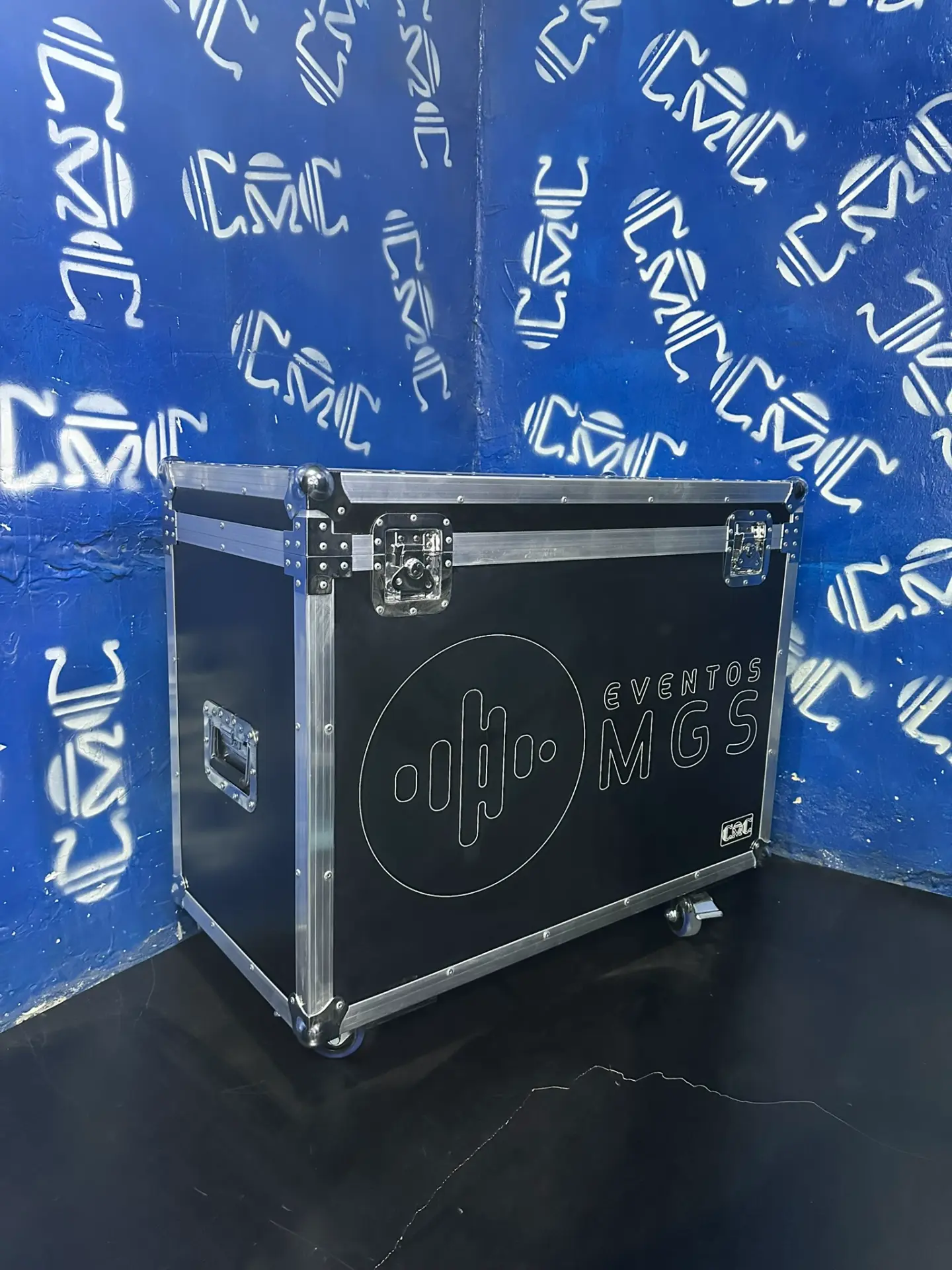 Case cabezas móviles — Eventos MGS — Sobre ruedas, con grabado del cliente.