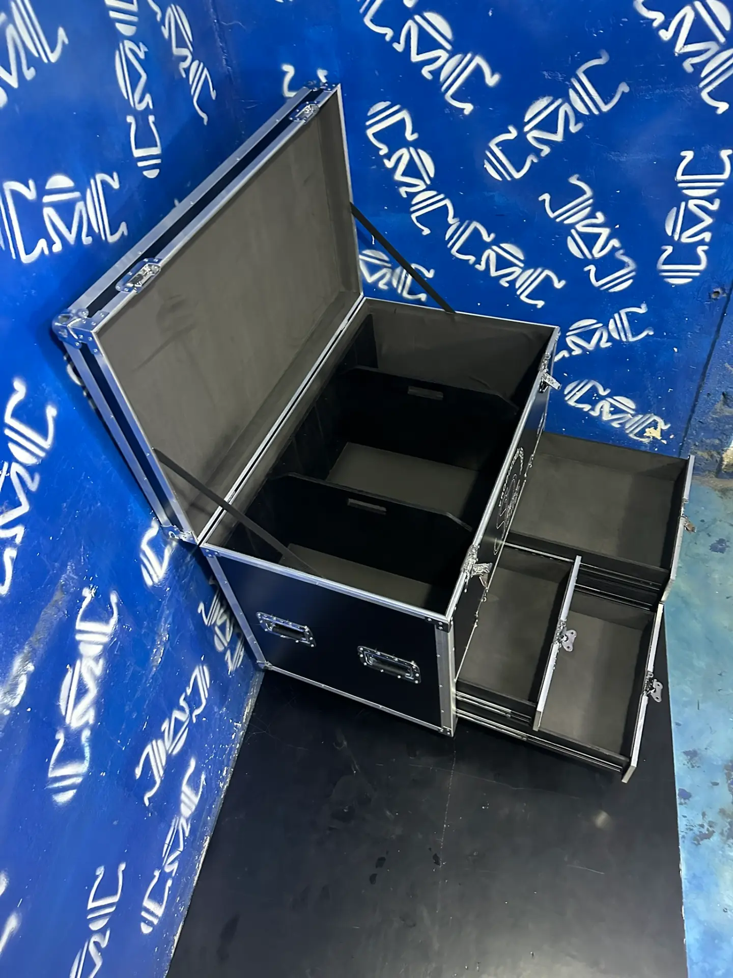 Case organizador 5C — interior — Divisiones removibles y gavetas forradas para todo en orden.