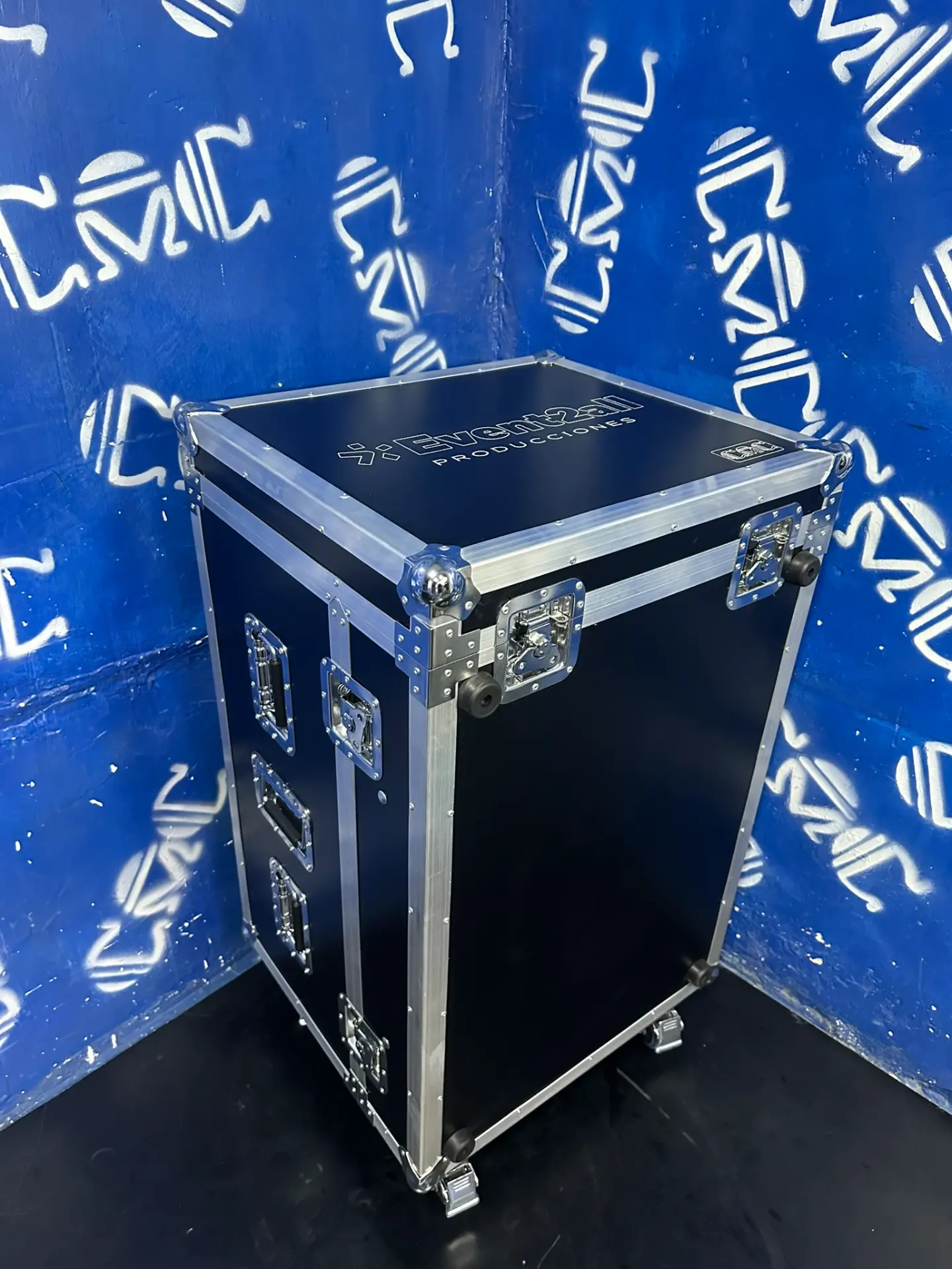 Case con doghouse para Yamaha DM7 Compact — Event2all — Sobre rodamientos con freno, grabado con la marca del cliente.