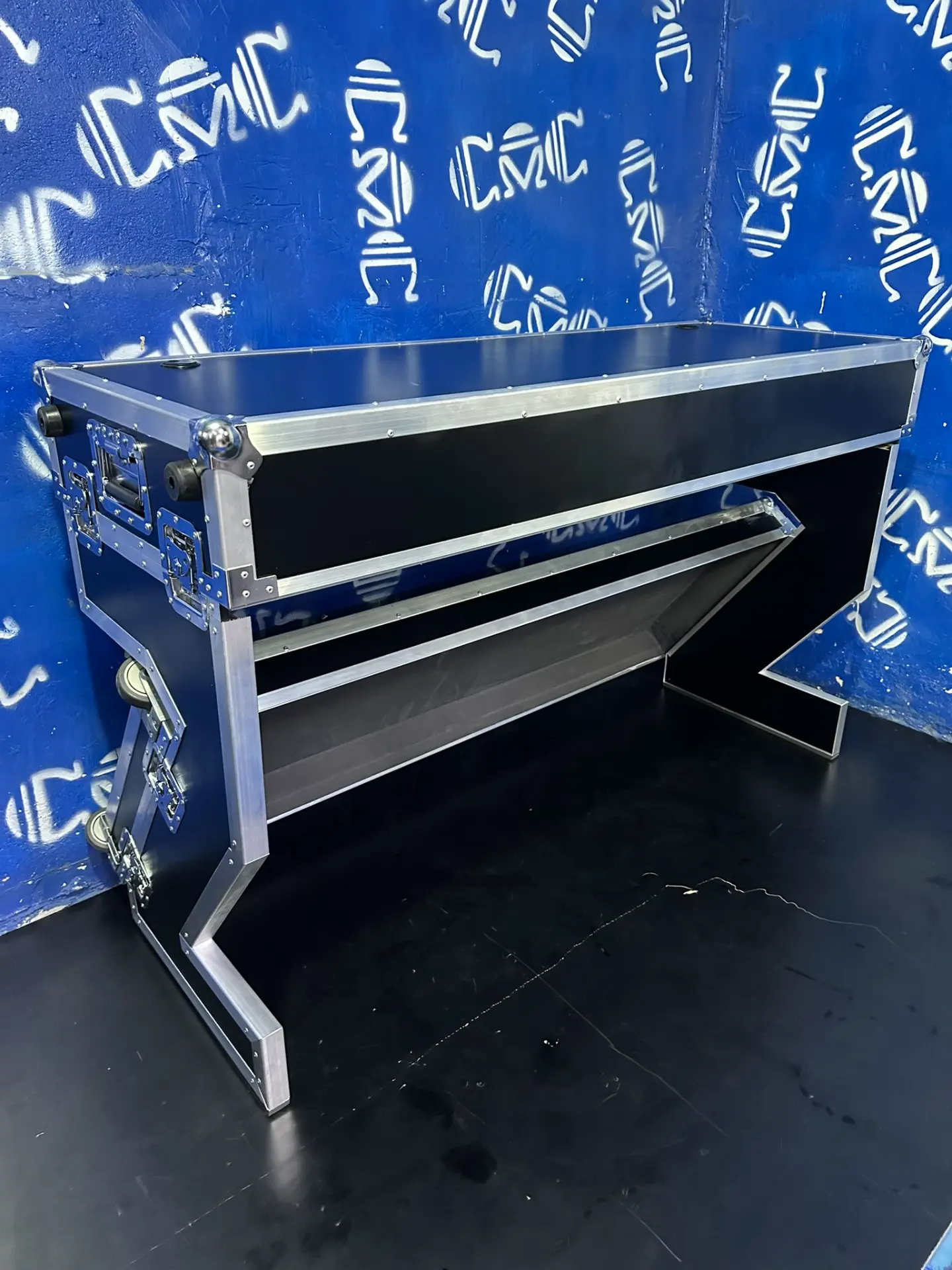 Mesa abatible armada — Se arma en minutos: lista para montar tu equipo como DJ.