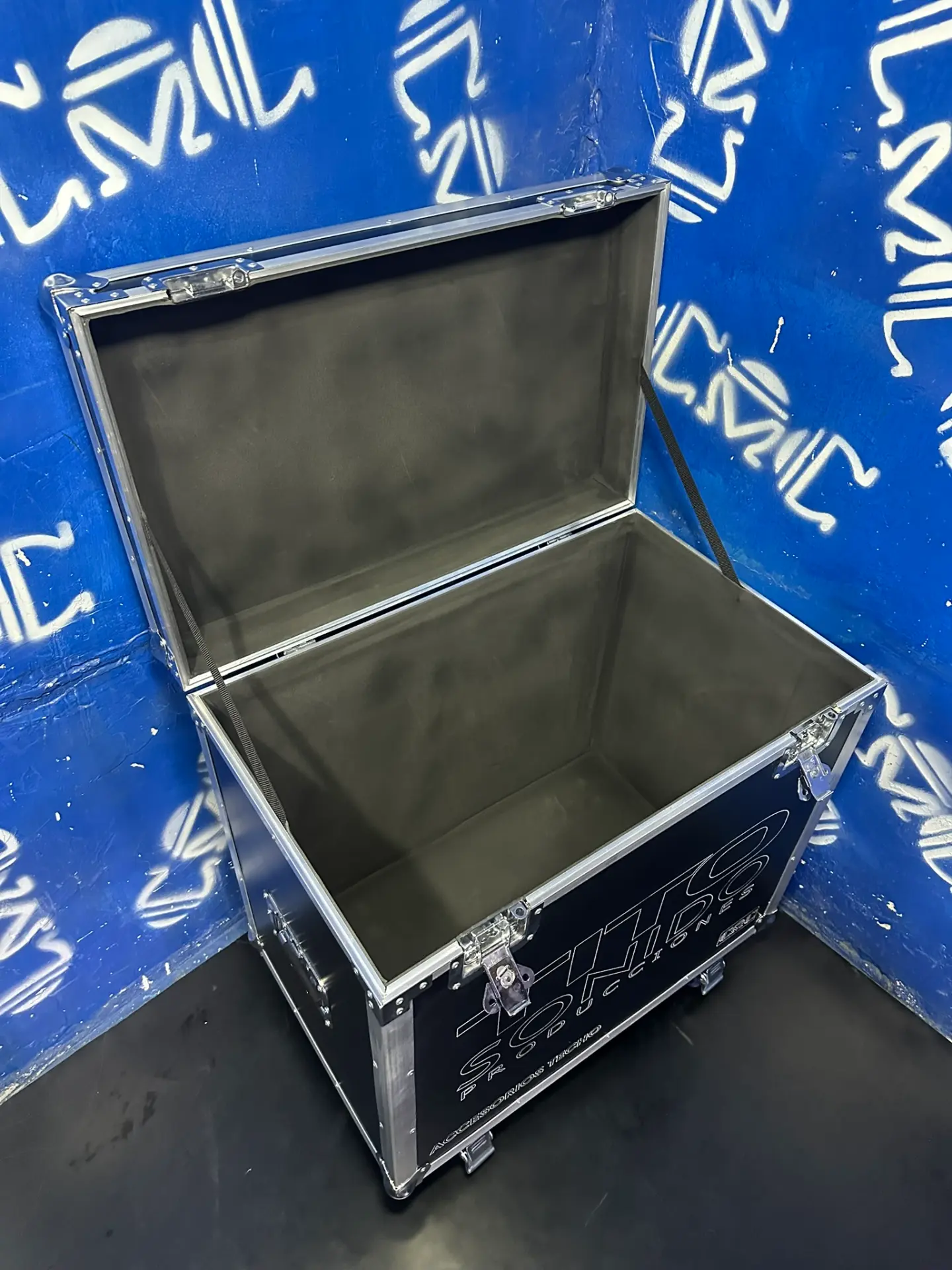 Baúl para cables abierto — Interior amplio forrado, tapa con cincha de sujeción.