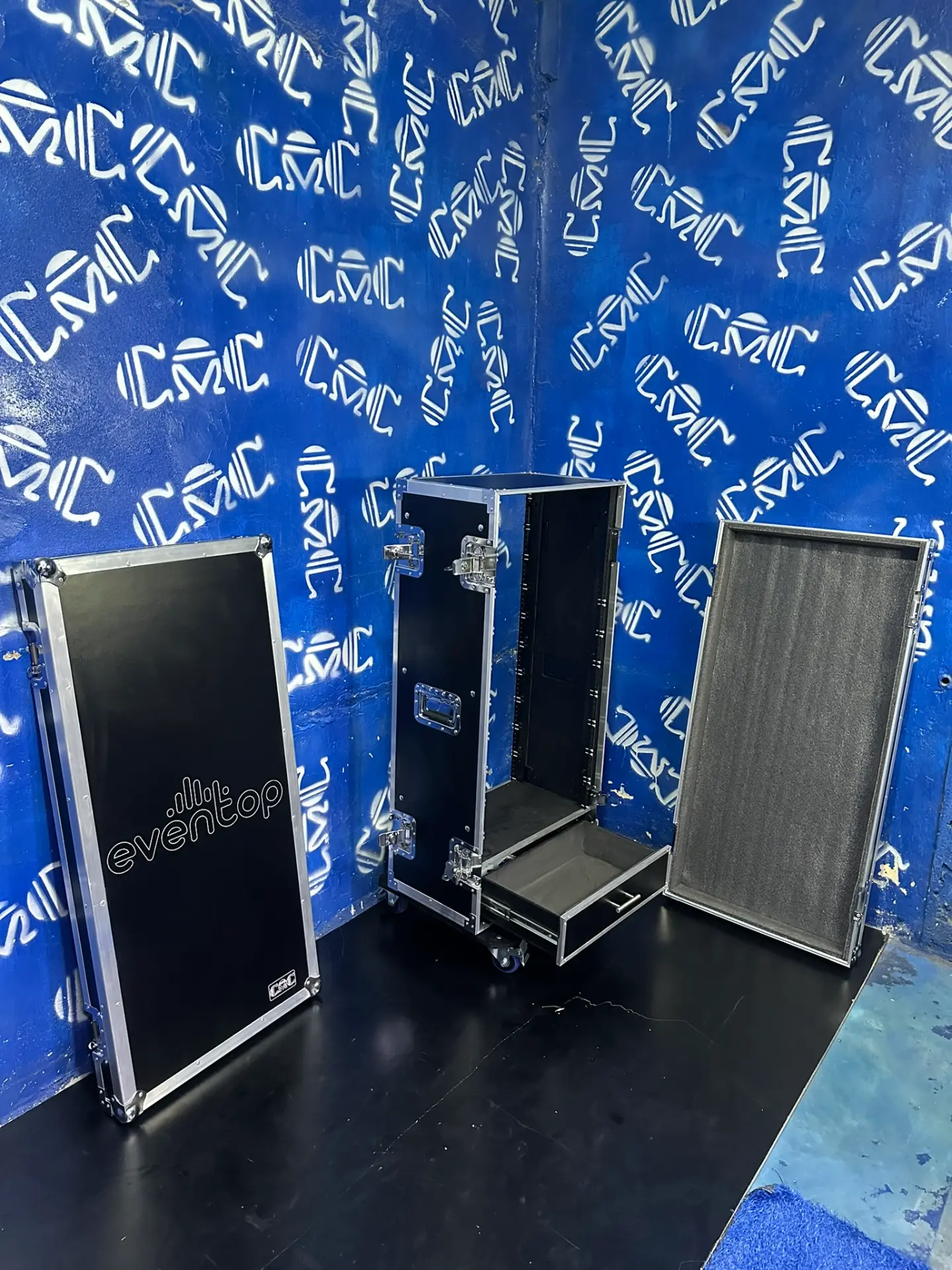 Rack de 24U con gaveta inferior — Tapas desmontables y gaveta inferior para accesorios.