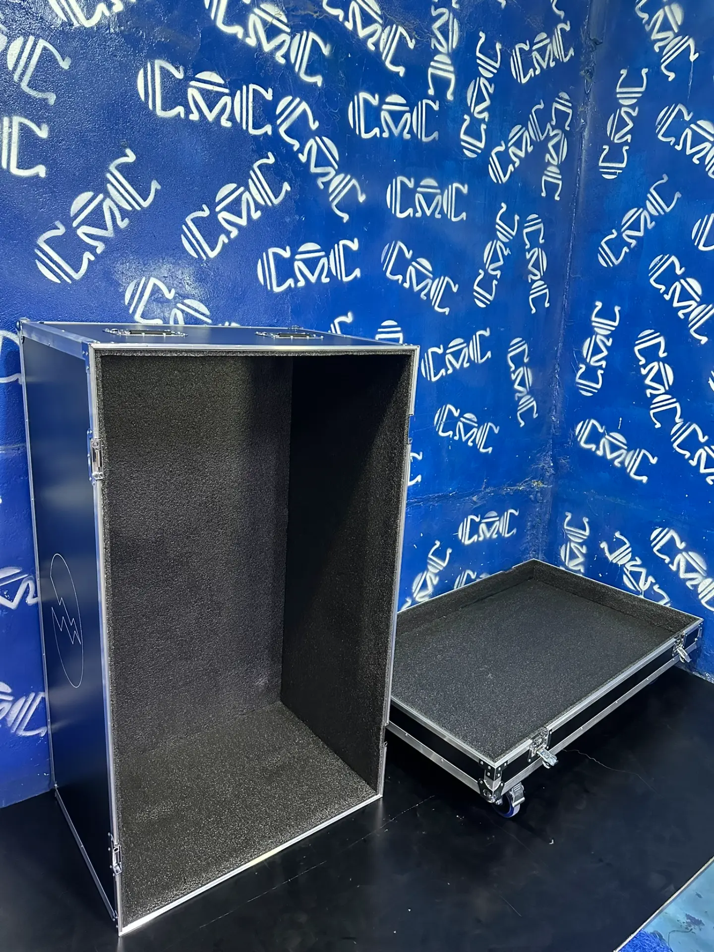 Case para bajos dobles abierto — Interior forrado para que cada bajo viaje protegido.