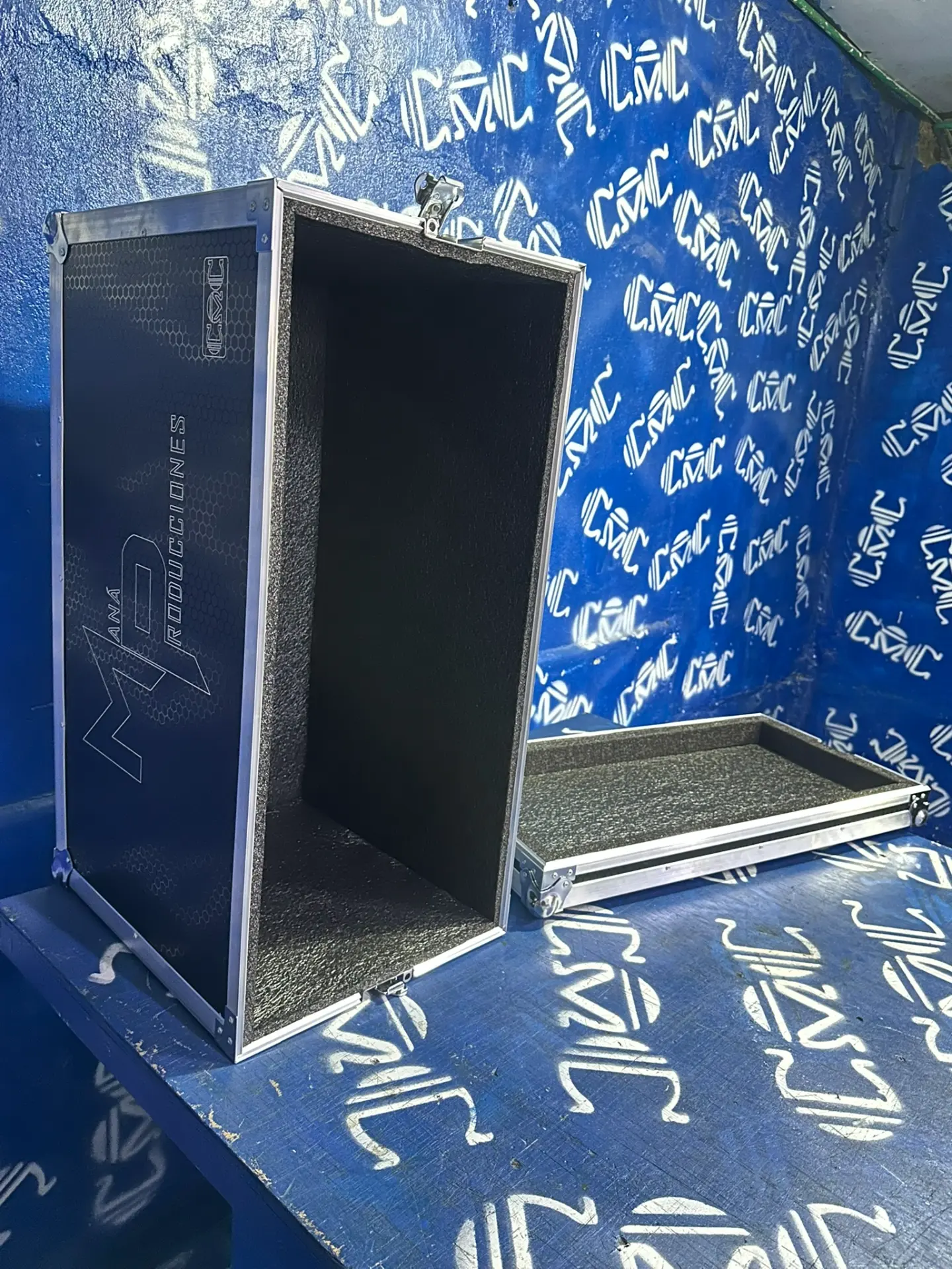 Case máquina de burbujas abierto — Interior forrado en espuma y tapa desmontable.