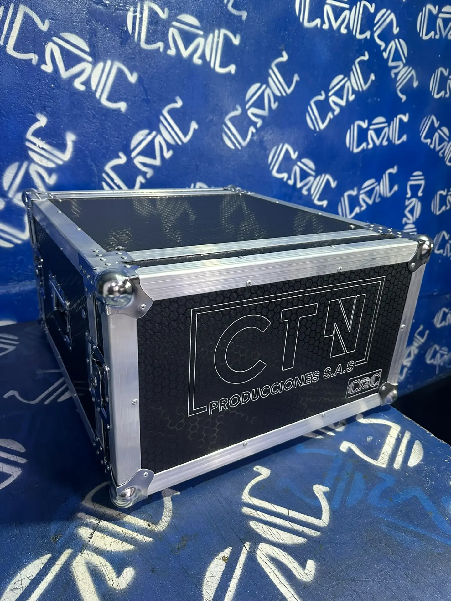 Rack cerrado — CTN Producciones — Textura hexagonal con grabado del cliente.