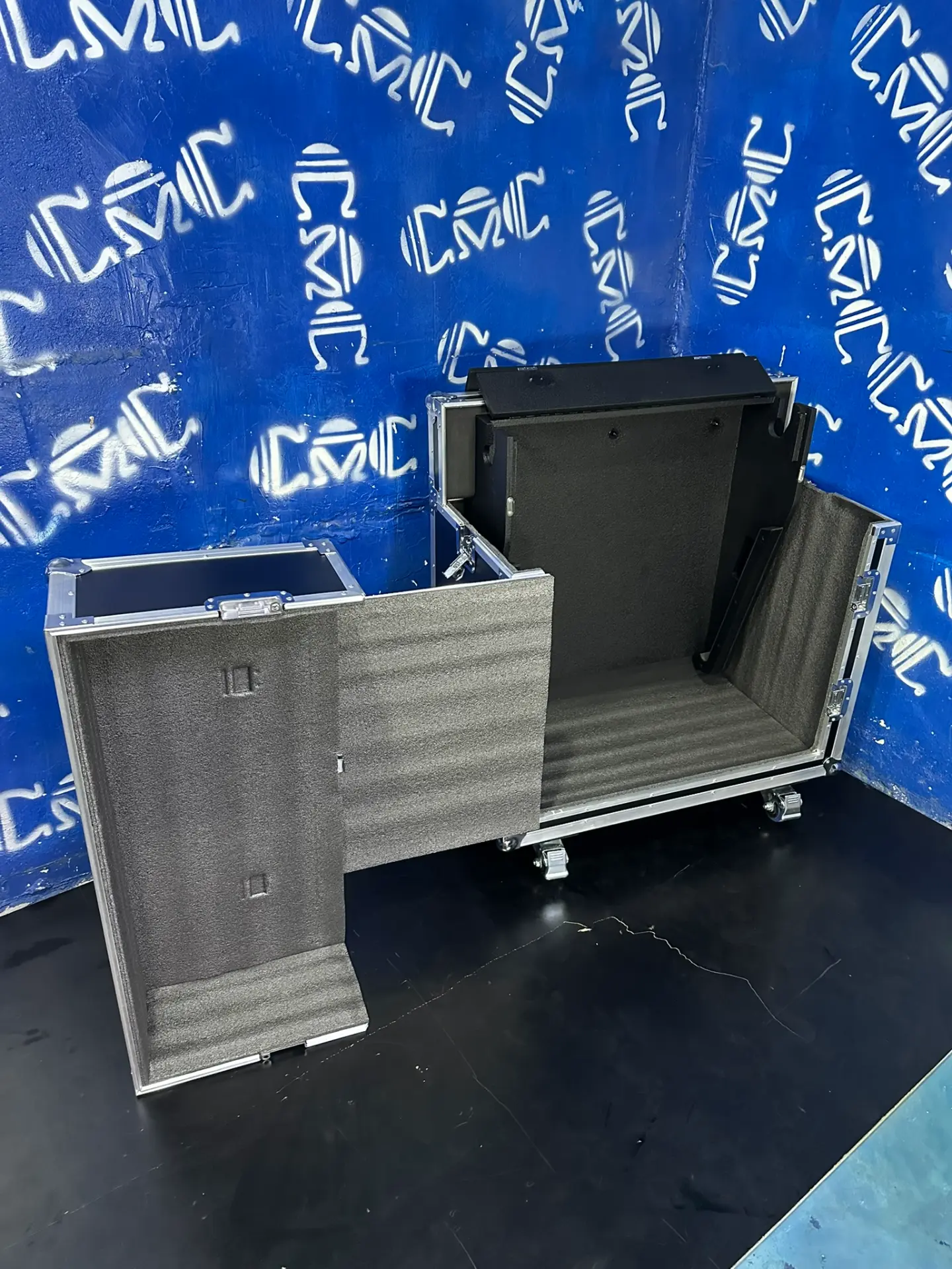 Case X32 Compact — interior en espuma — Espuma a la medida que protege la consola en cada viaje.