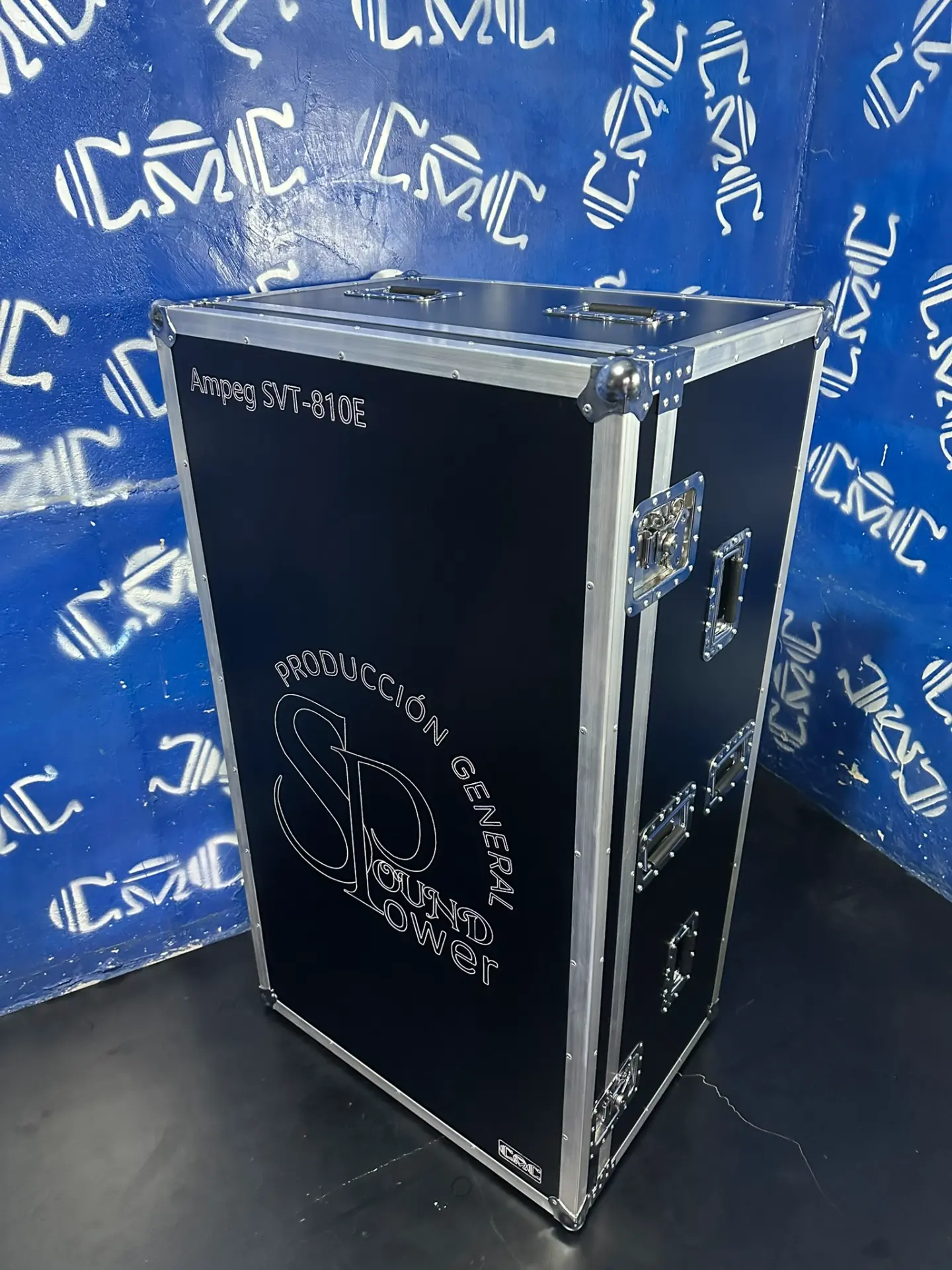 Case Ampeg SVT-810E — vista lateral — Manijas y cierres empotrados para un traslado seguro.