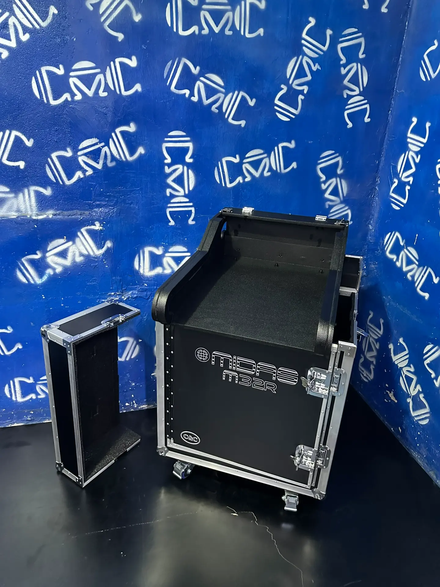 Case mesa M32R abierto — Se convierte en mesa de trabajo con doghouse y tapa desmontable.