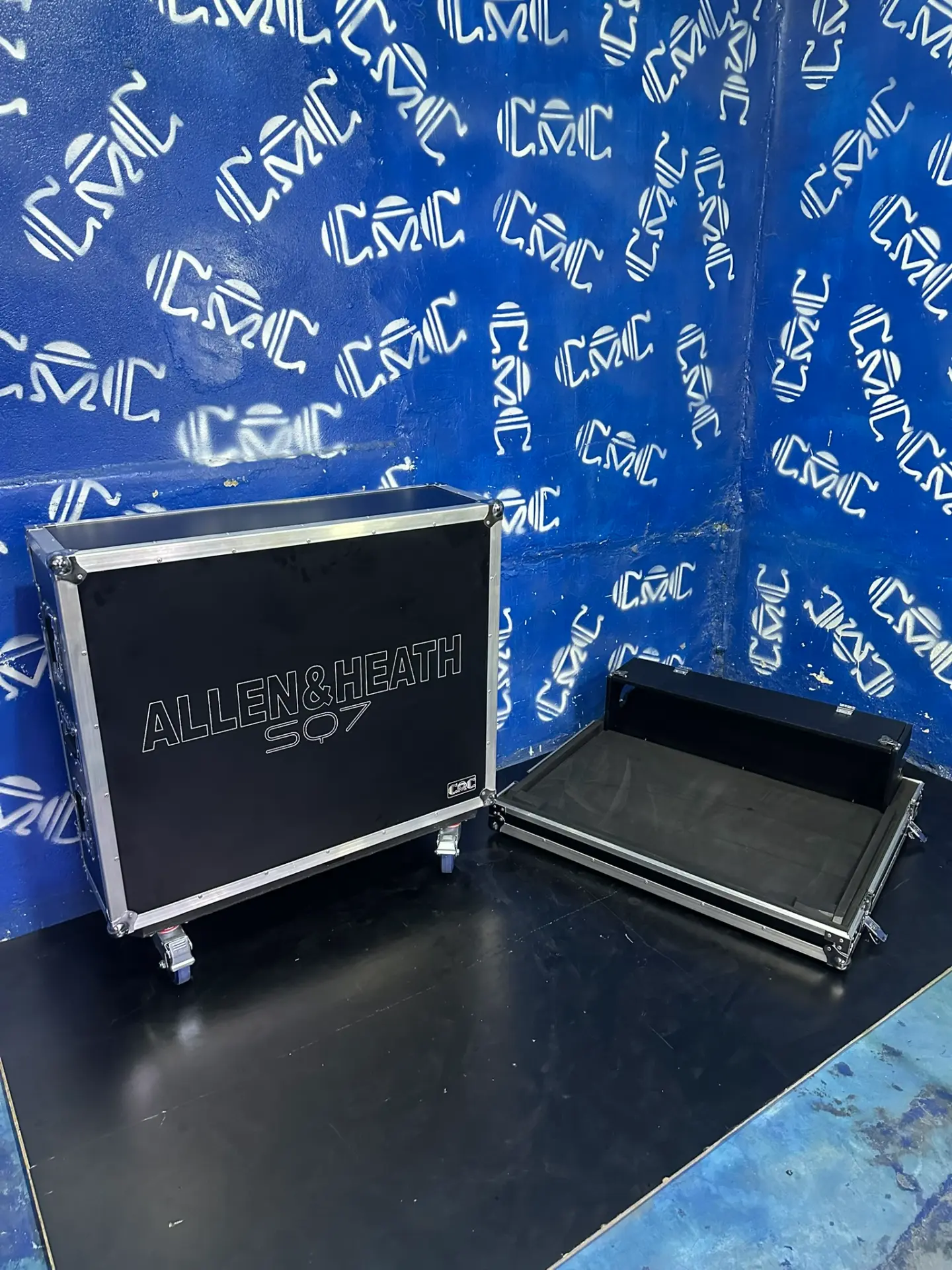 Case SQ7 — grabado y doghouse — Grabado del modelo y doghouse para conexiones protegidas.
