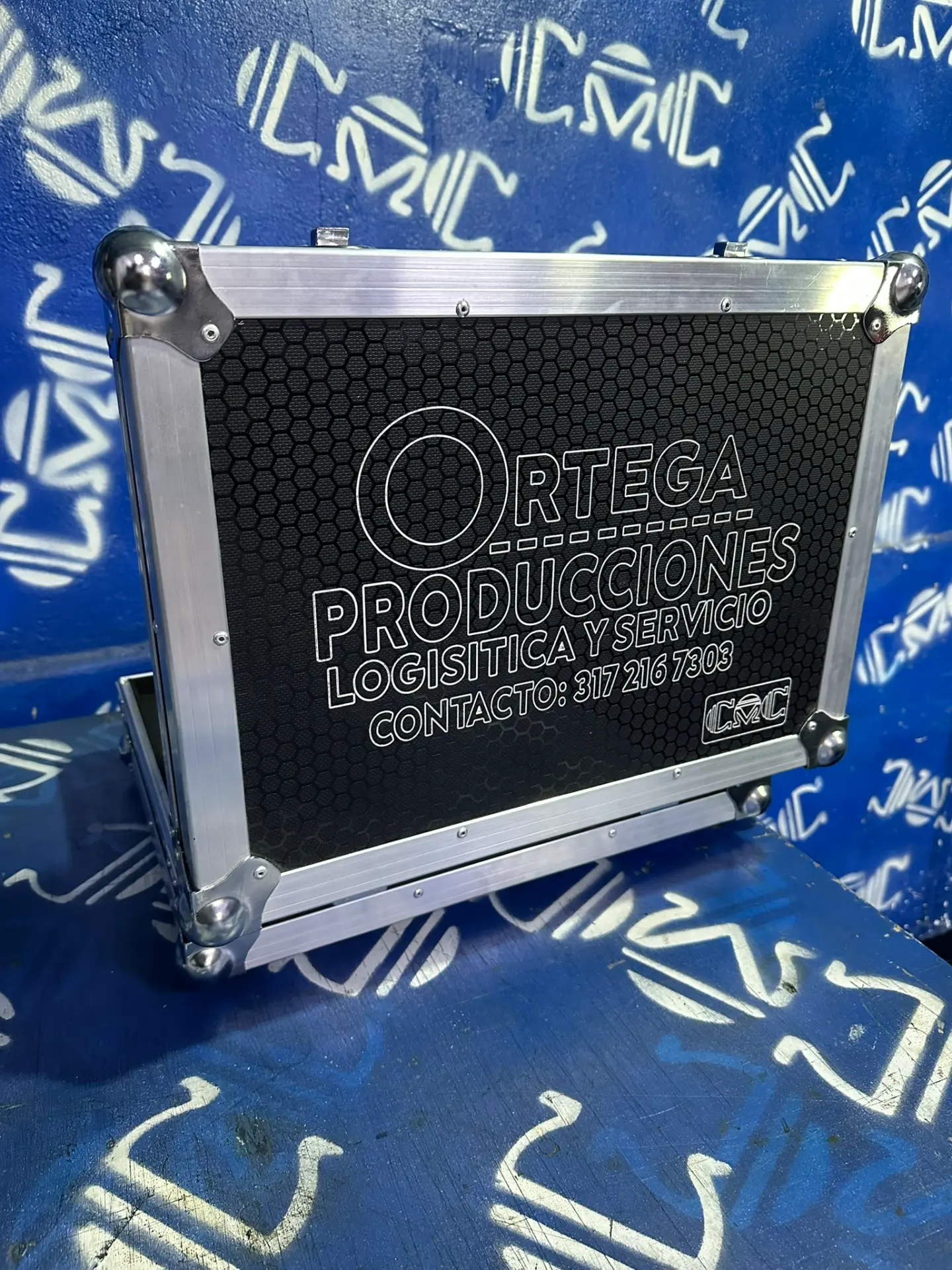 Portafolio para micrófonos P1 y P2 — Ortega Producciones — Con silueta para cada micrófono, grabado con la marca del cliente.