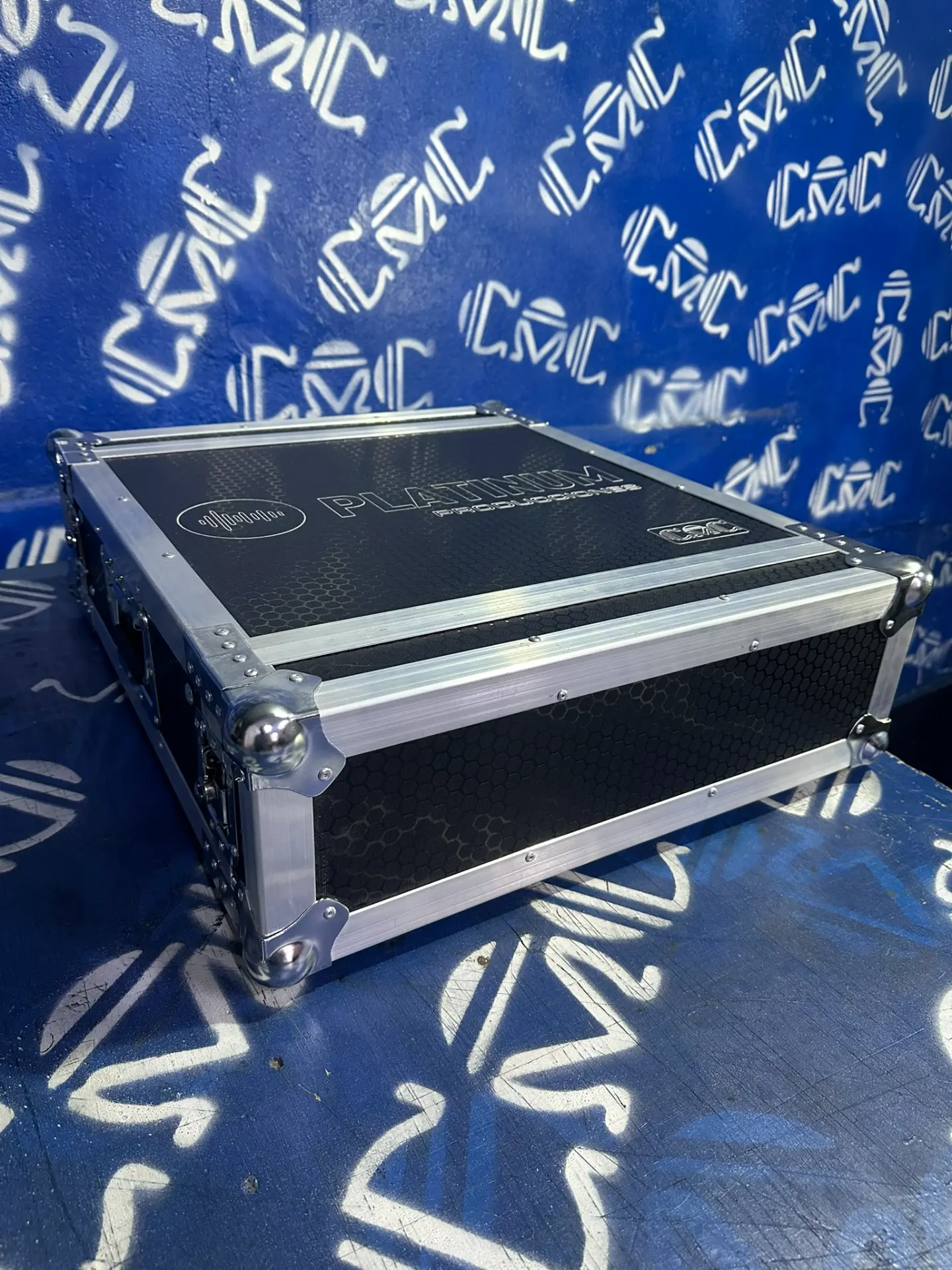 Rack 3U18 — Platinum Producciones — Grabado con la marca del cliente y acabado hexagonal.