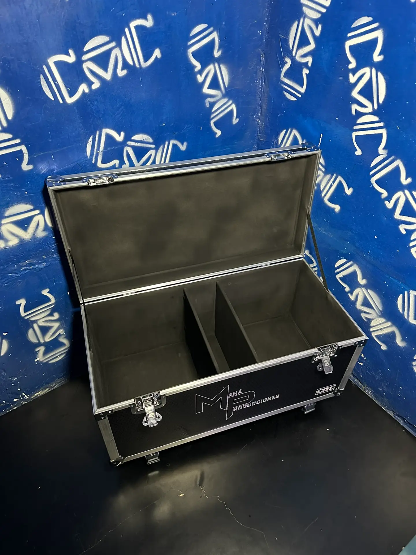 Case máquina de chispas abierto — Dos compartimentos forrados para llevar las máquinas protegidas.