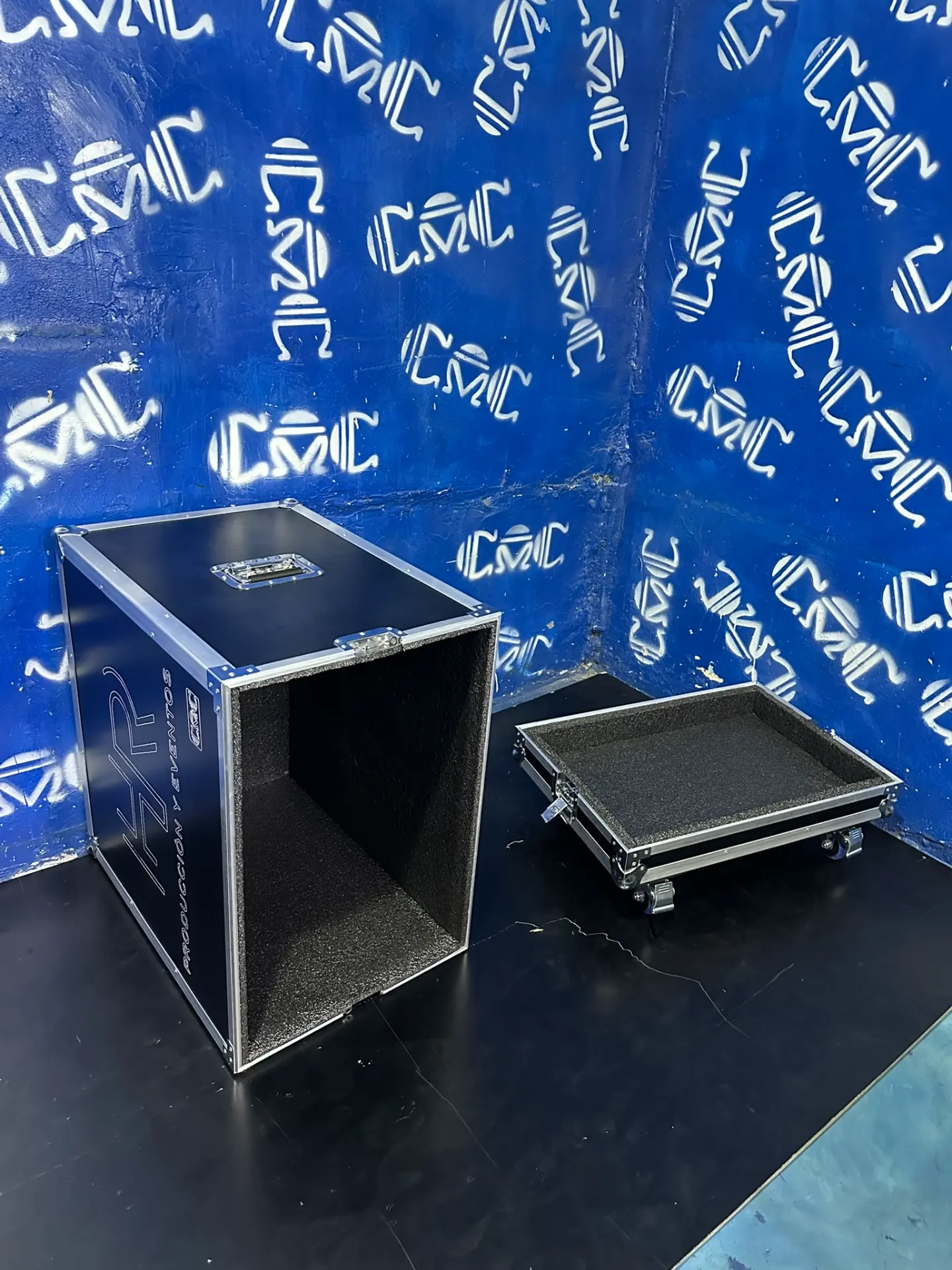 Case Fender Rumble 410 abierto — Interior en espuma y base con ruedas para el amplificador.