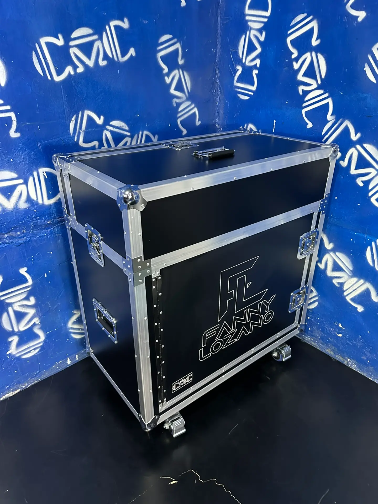 Case convertible en mesa para X32 Compact — Fanny Lozano — Se transporta cerrado sobre ruedas, con la marca del cliente grabada.