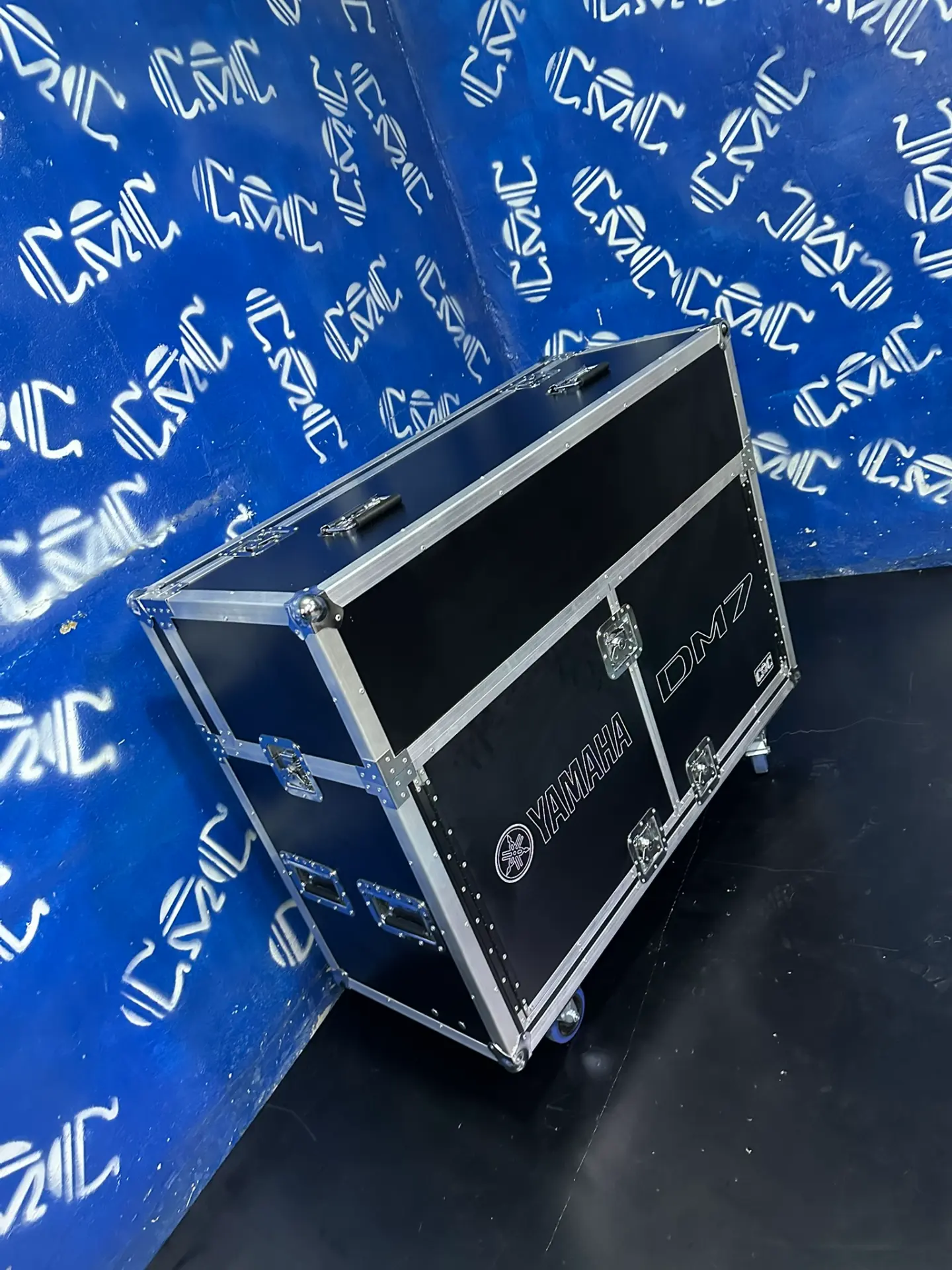 Case Yamaha DM7 — vista lateral — Manijas empotradas y esquineros reforzados para cada gira.