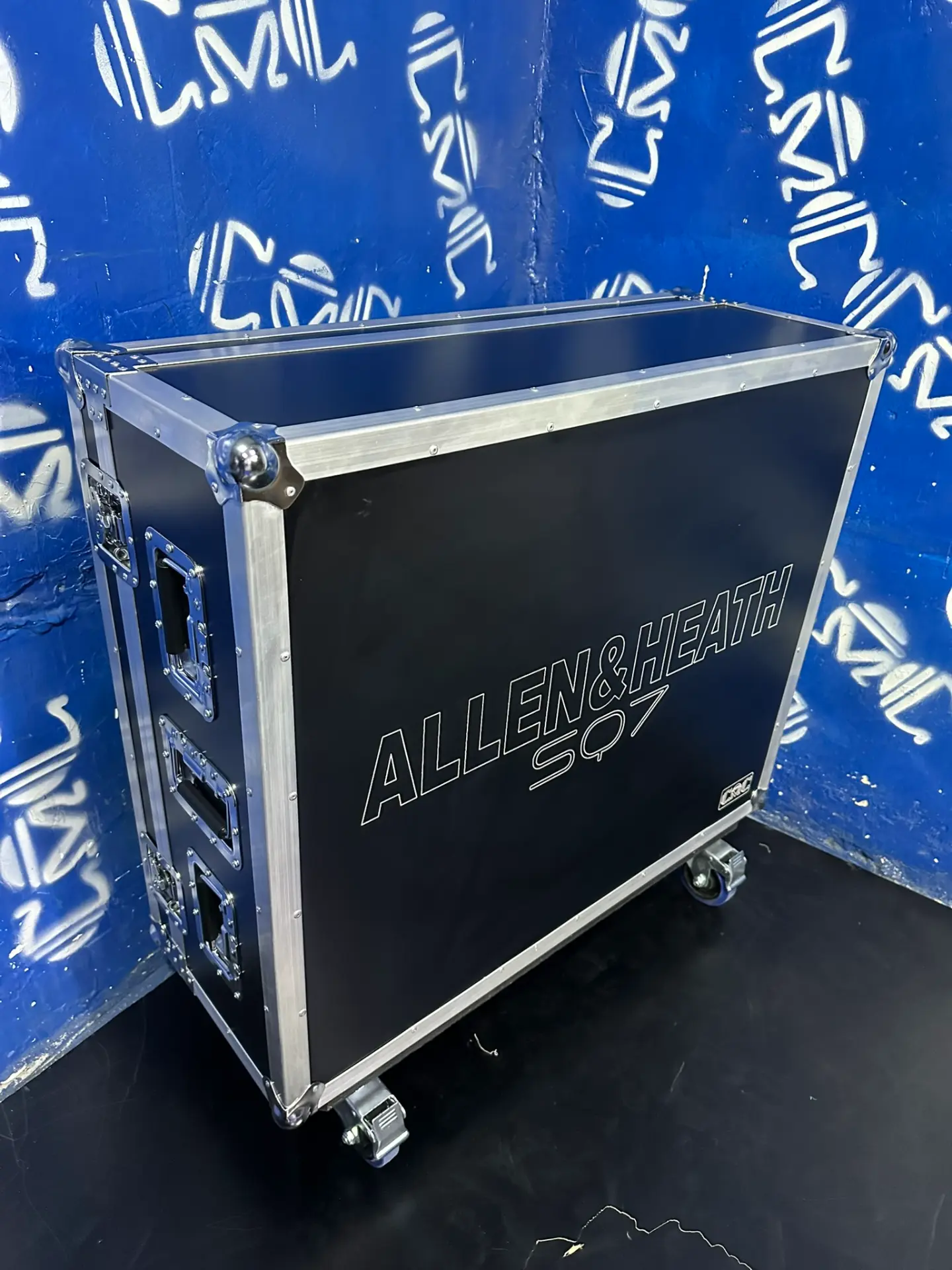 Case Allen & Heath SQ7 con doghouse y ruedas — Dos piezas, ruedas con freno y manijas empotradas.