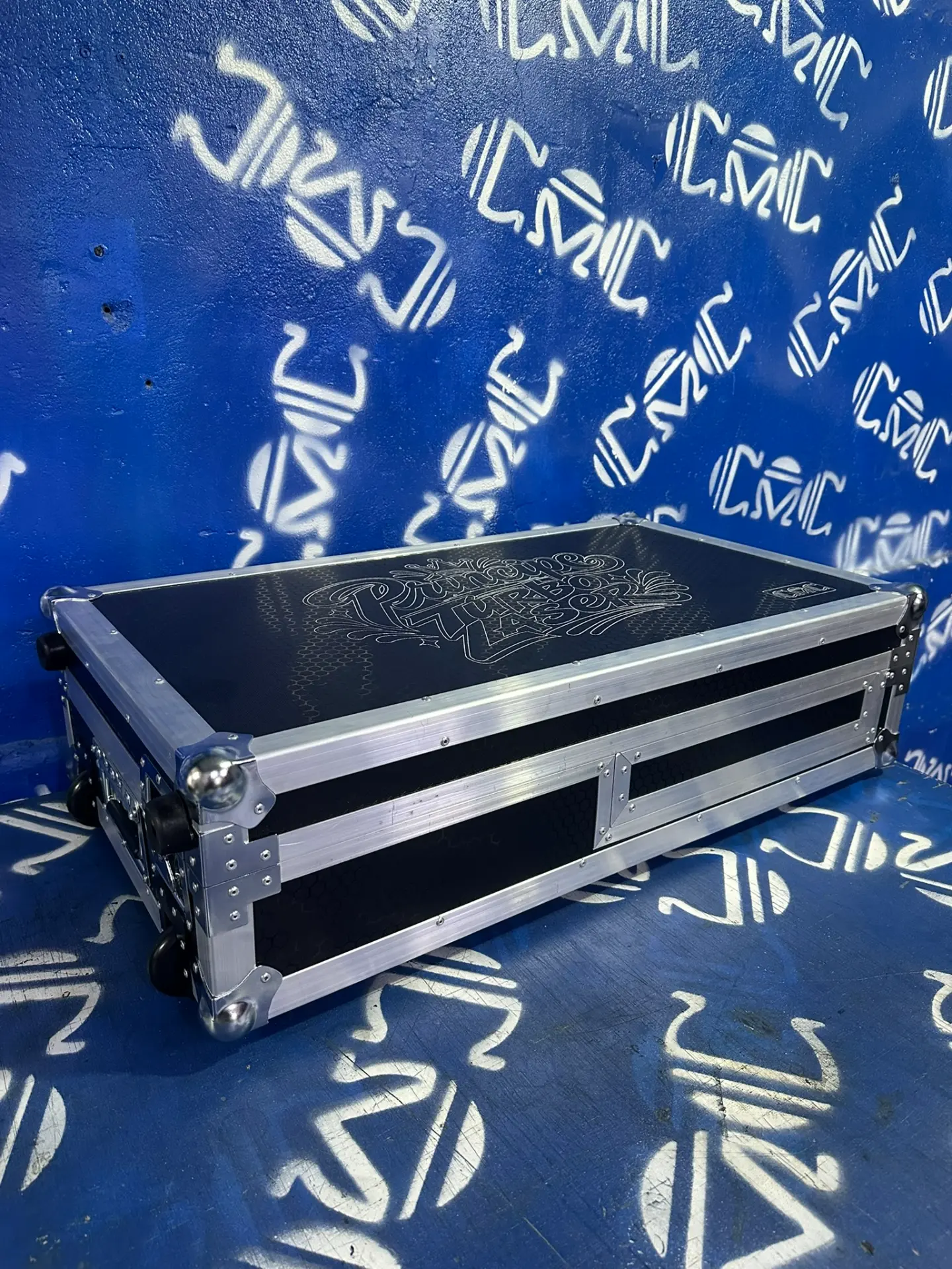 Case para controlador y mixer cerrado — vista superior — Tapa reforzada con herrajes de aluminio, listo para viaje y almacenamiento.