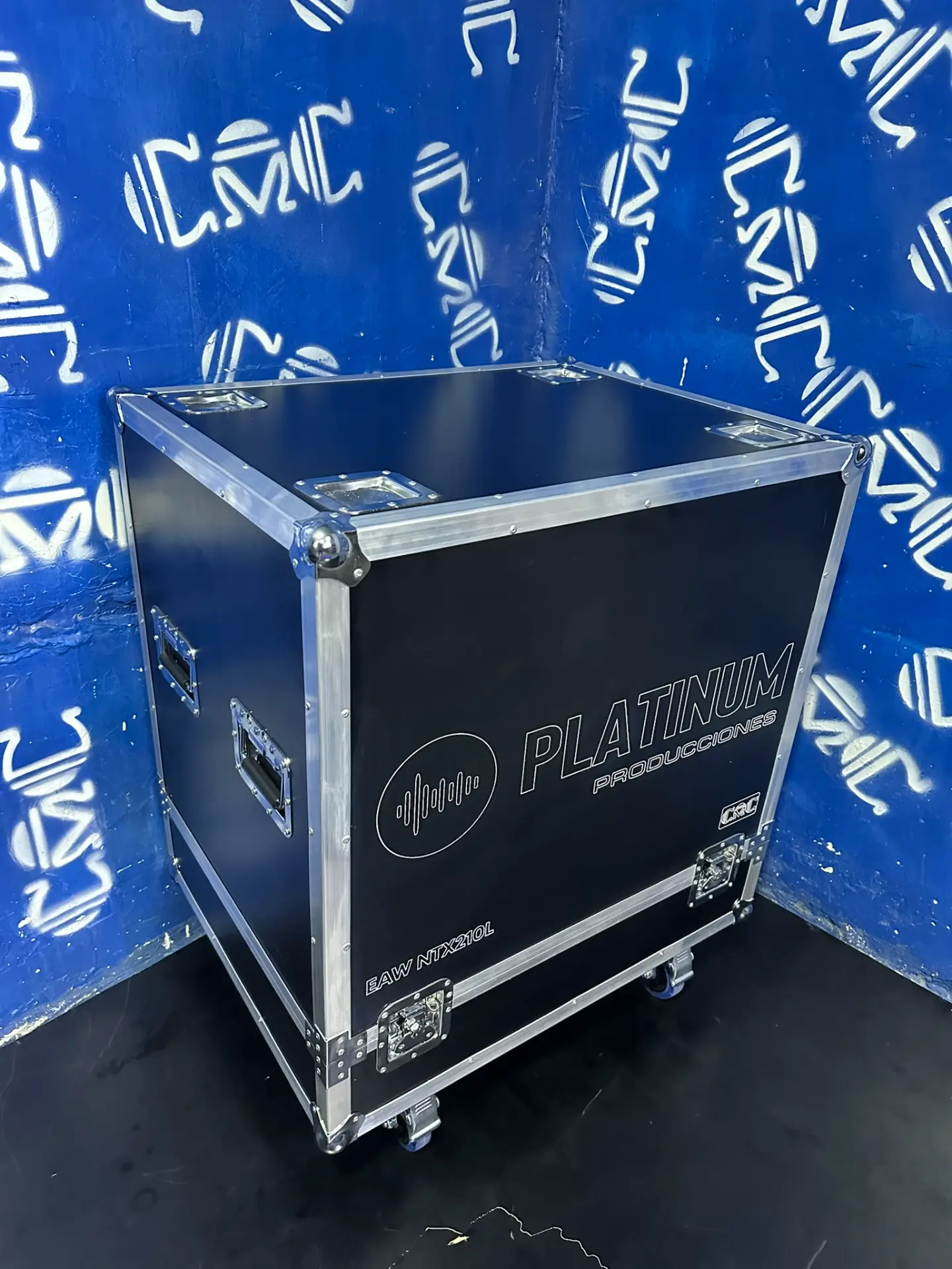 Case para cabina Line Array — Platinum Producciones — Grabado con la marca del cliente, sobre ruedas.