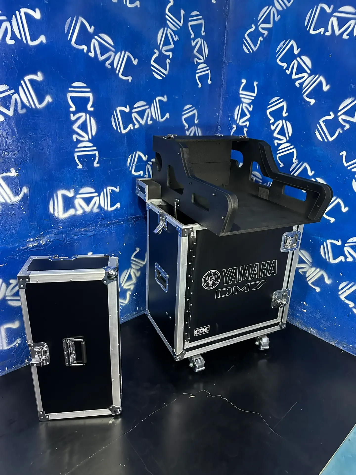 Case DM7 Compact convertido en mesa de mezcla — Se abre y queda la consola lista para mezclar a la altura ideal.