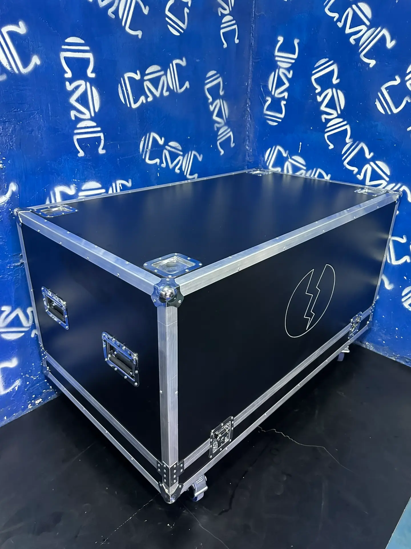 Case para subwoofer — vista lateral — Herrajes reforzados y ruedas para transportarlo fácilmente.