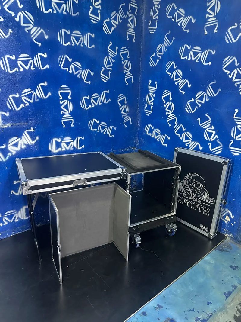 Rack workstation 10U abierto — Mesa integrada desplegada y tapa con logo grabado.