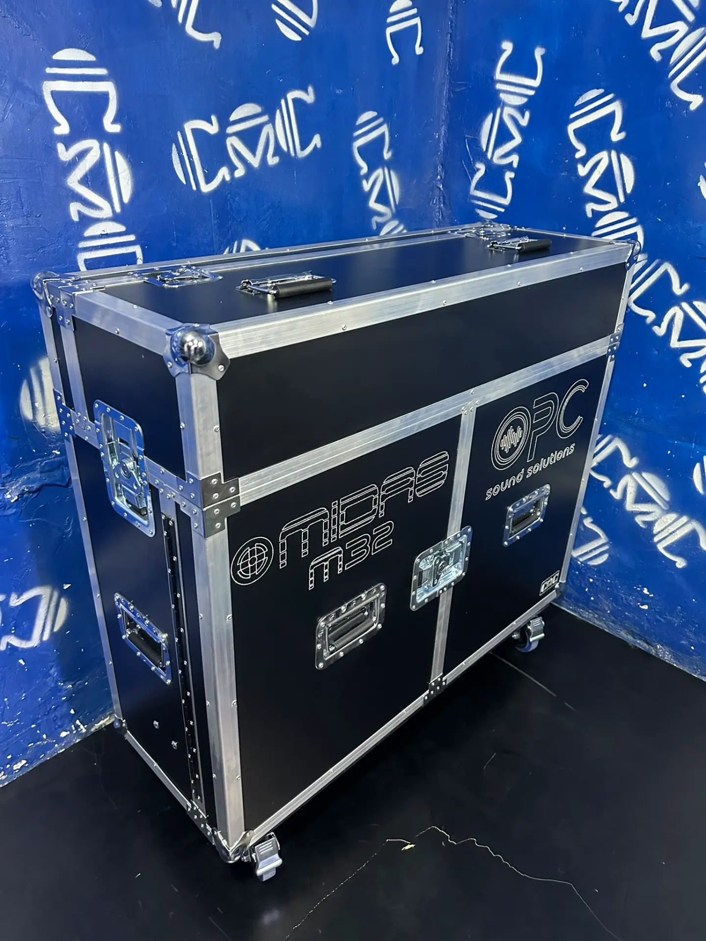 Case convertible en mesa de mezcla — Midas M32 Live — Para PC Sound Solutions: sobre ruedas y con grabado de la consola y la marca.